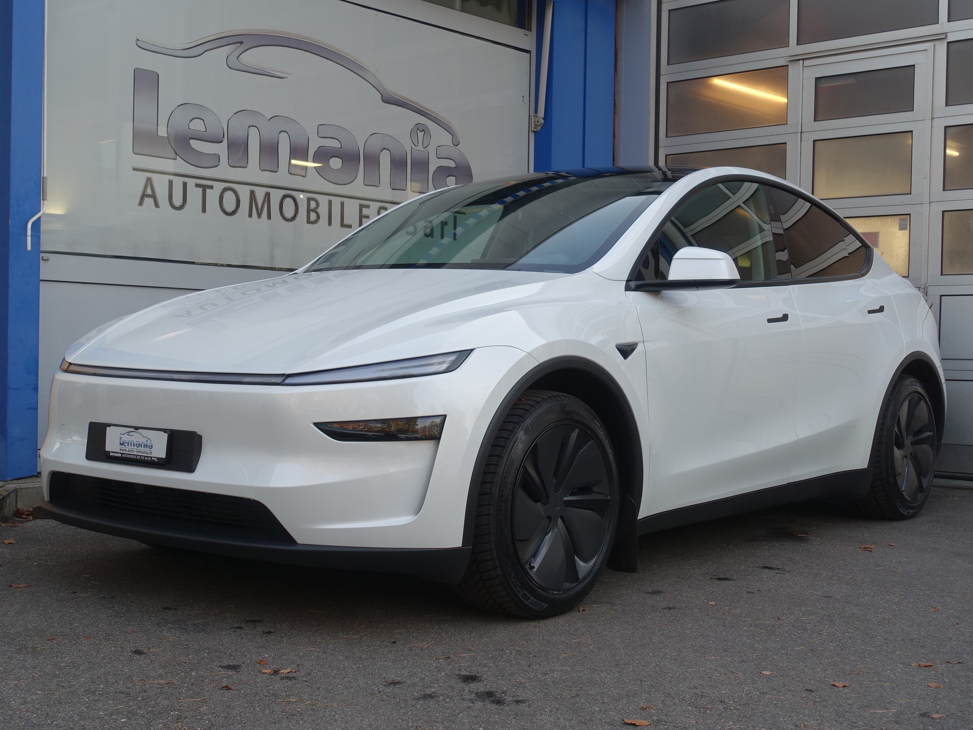 TESLA Model Y Dual Motor Long Range AWD Launch Edition-image-1