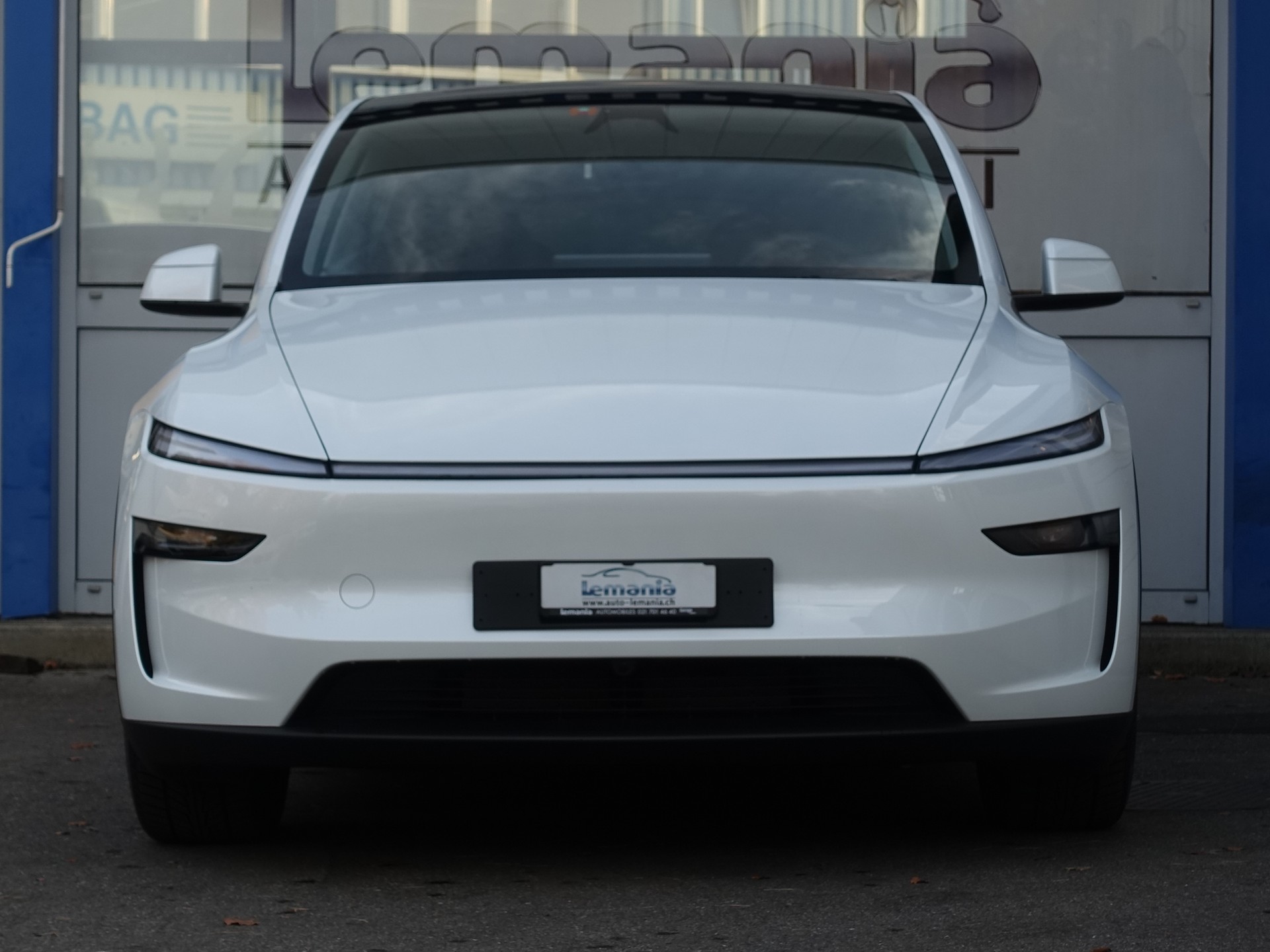 TESLA Model Y Dual Motor Long Range AWD Launch Edition-image-2