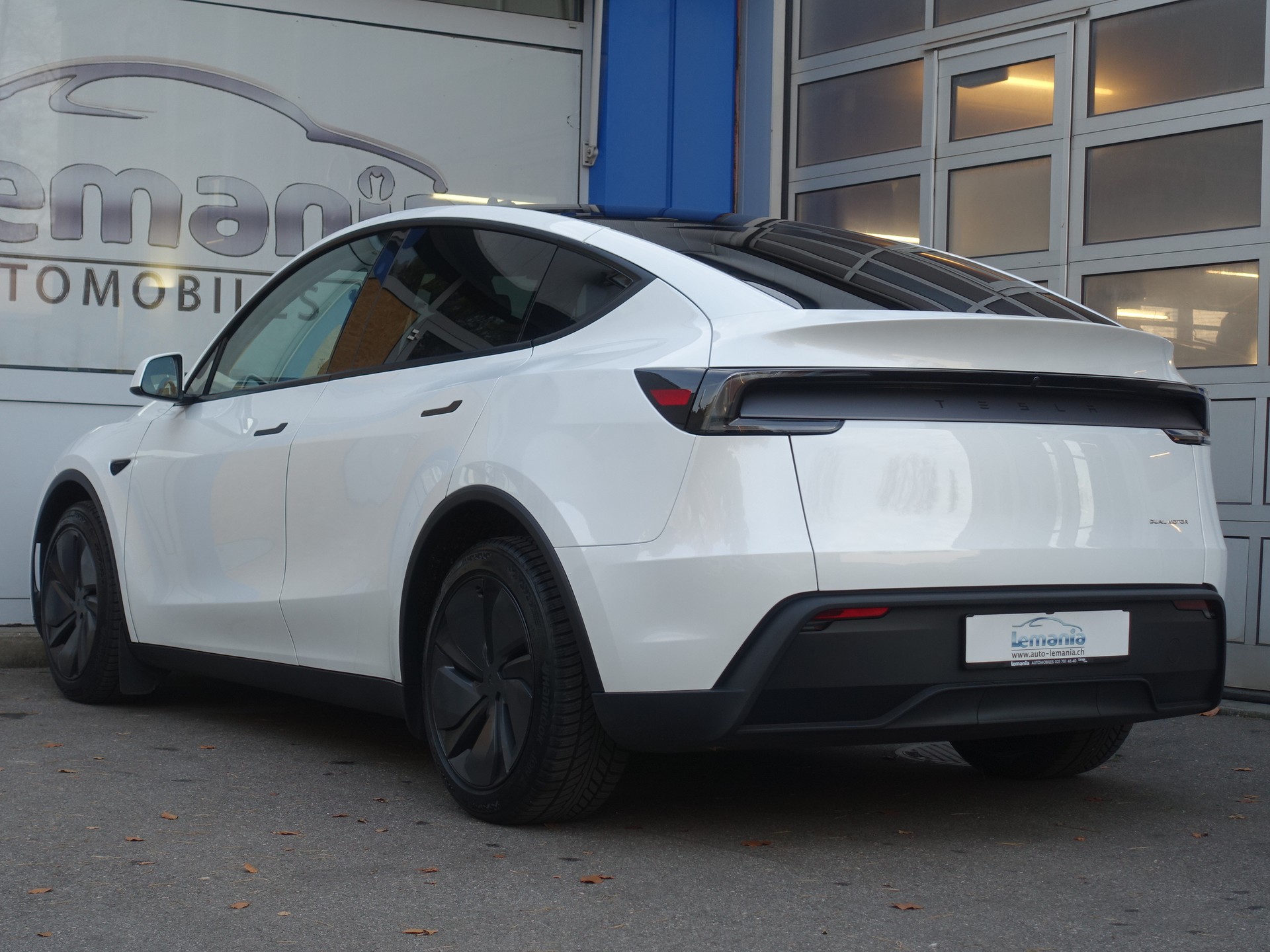 TESLA Model Y Dual Motor Long Range AWD Launch Edition-image-4