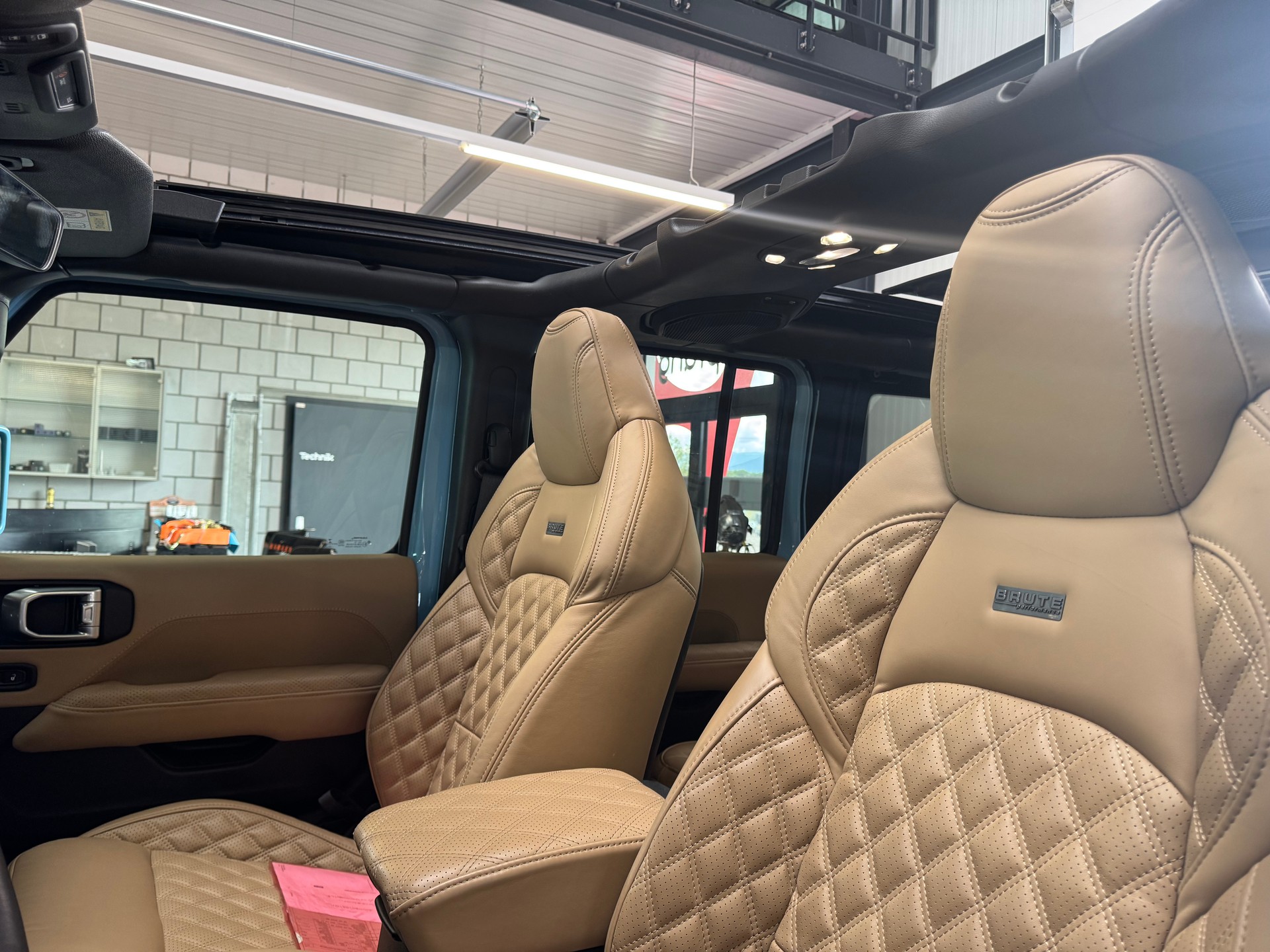 JEEP Unlimited Brute Edition 2.0 4Xe Skyone-image-11