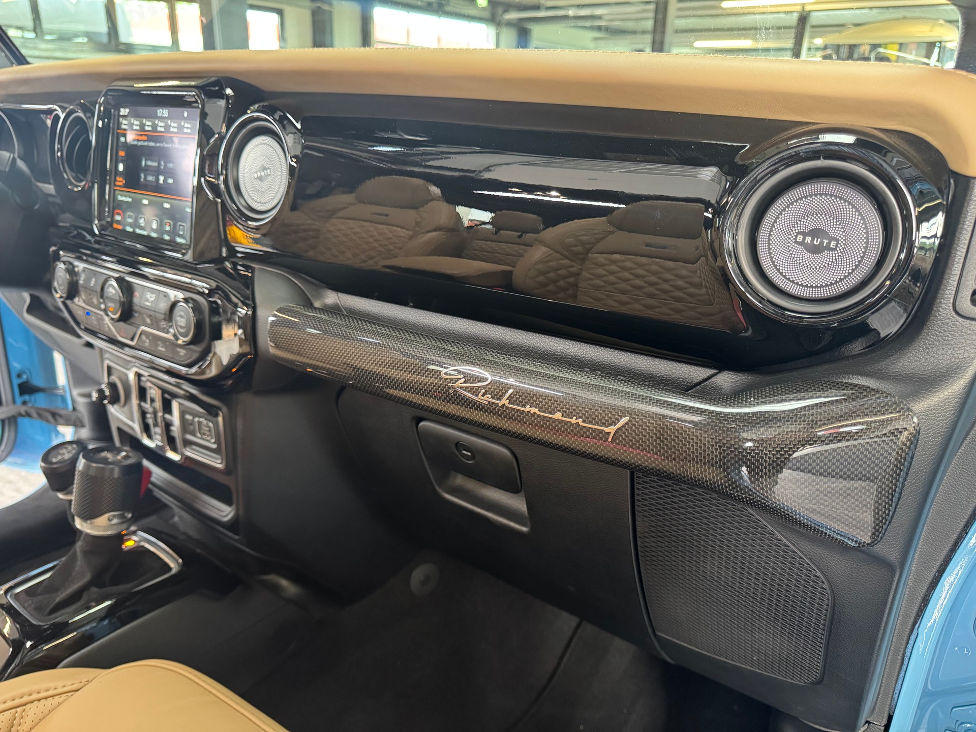 JEEP Unlimited Brute Edition 2.0 4Xe Skyone-image-14