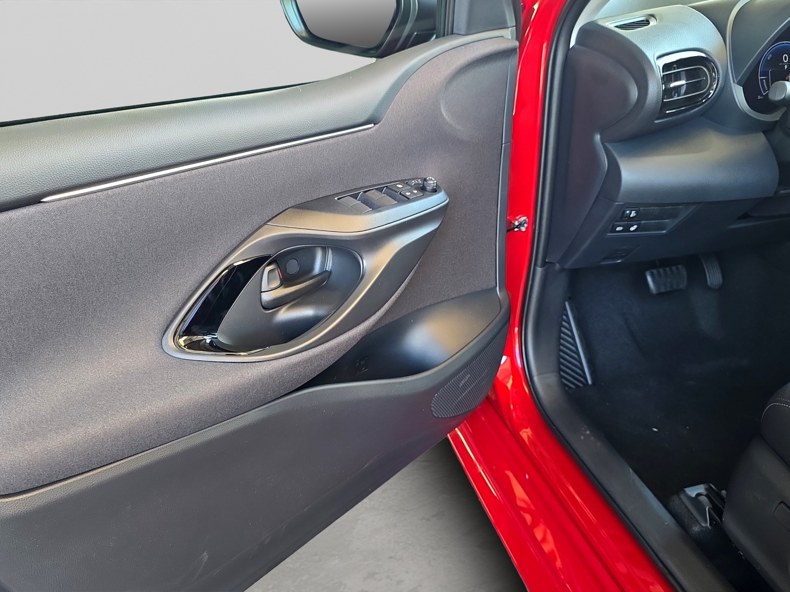 TOYOTA Yaris 1.5 VVT-i HSD Trend-image-11