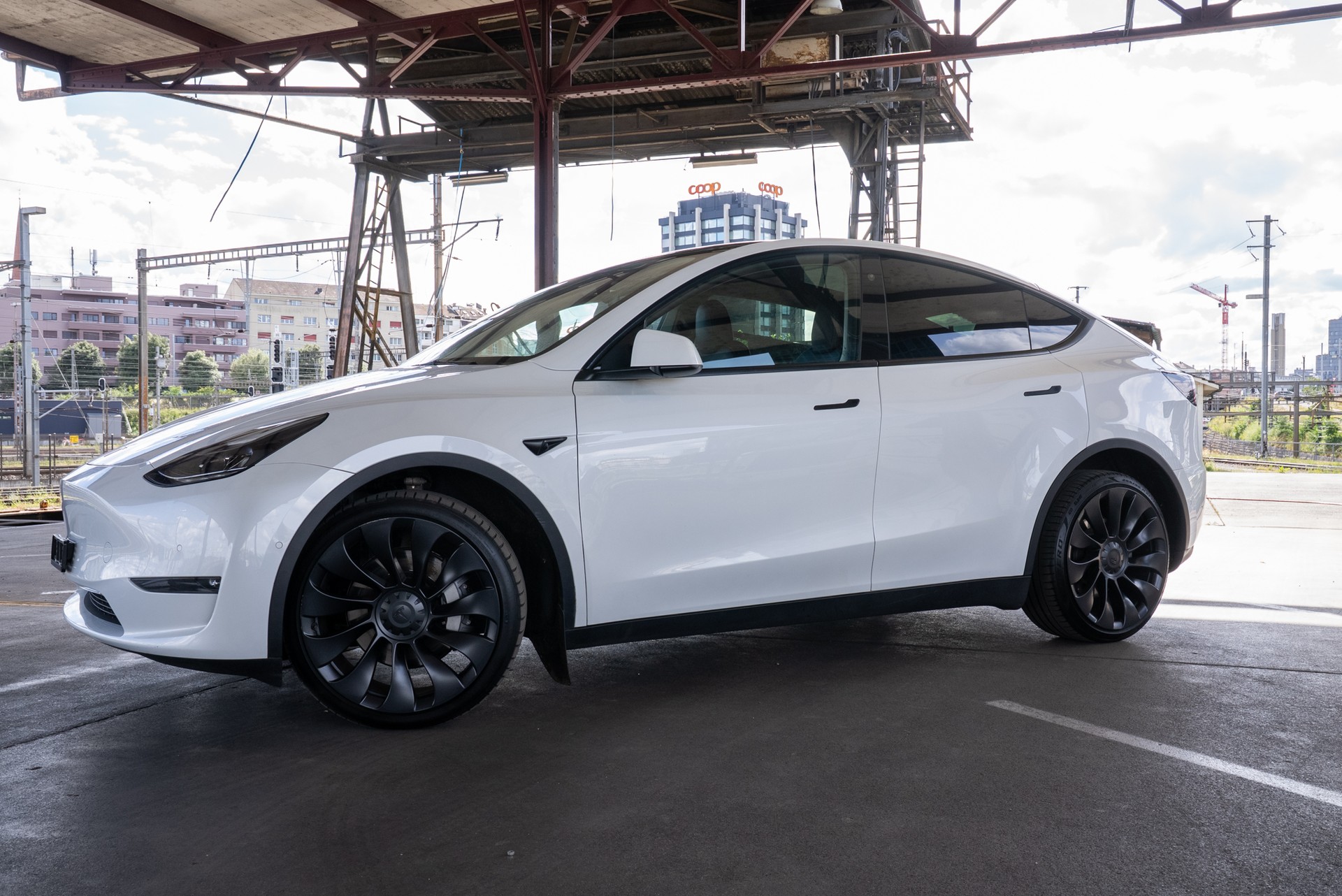 TESLA Model Y Long Range-image-1