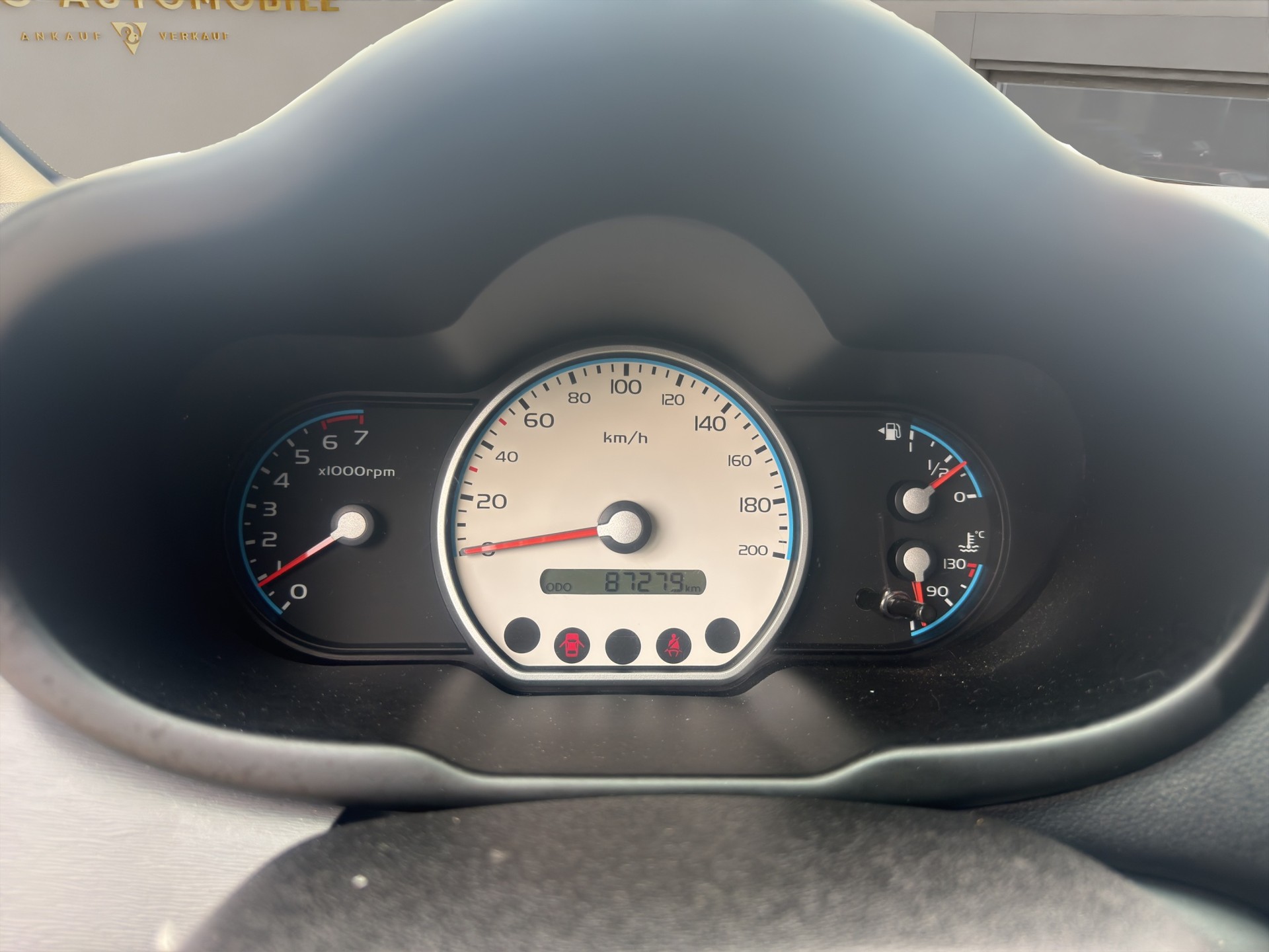 HYUNDAI i10 1.1 Style-image-9
