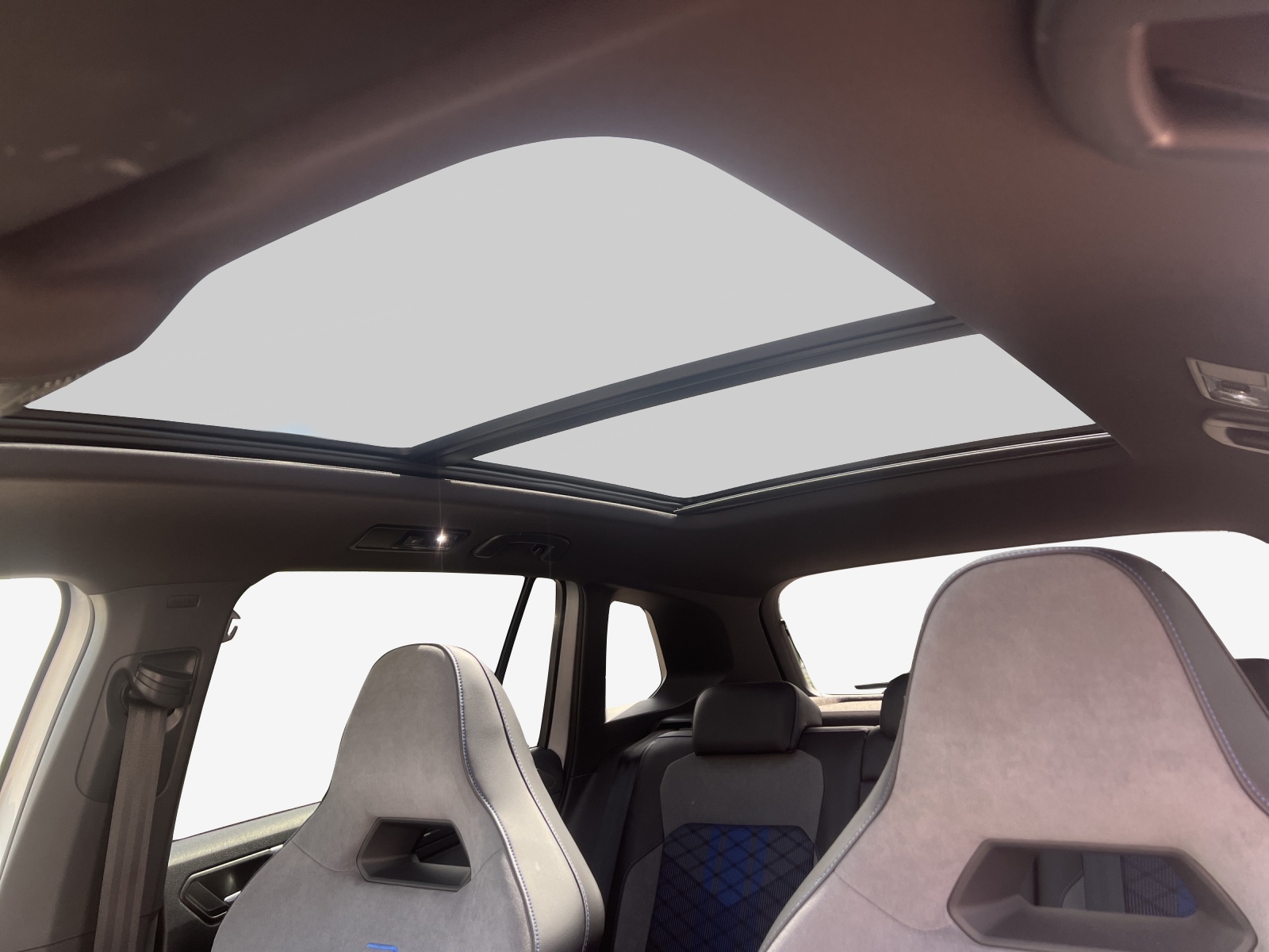 VW Tiguan 2.0TSI R 4Motion DSG-image-13