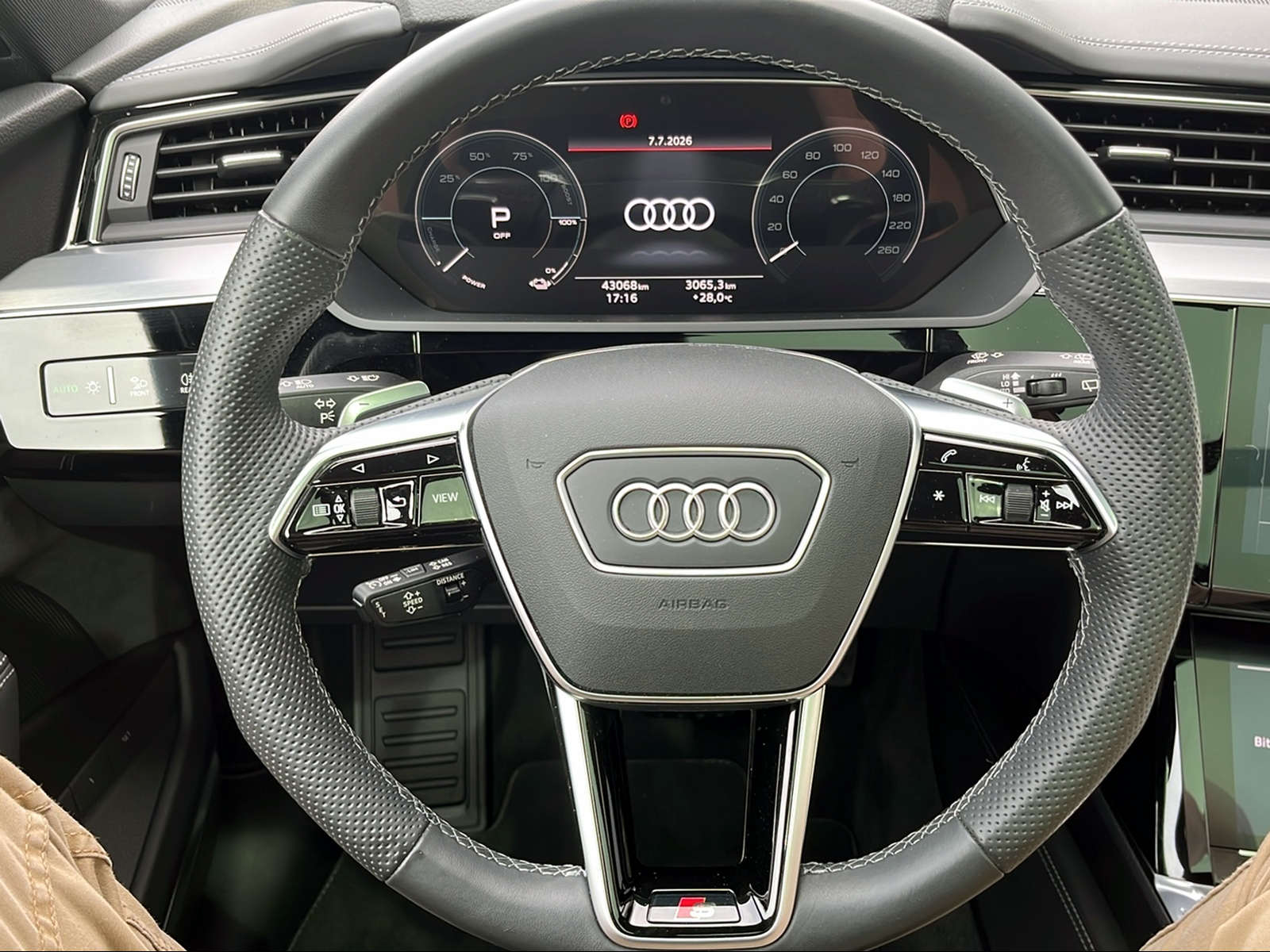 AUDI e-tron 55 S Line quattro-image-11