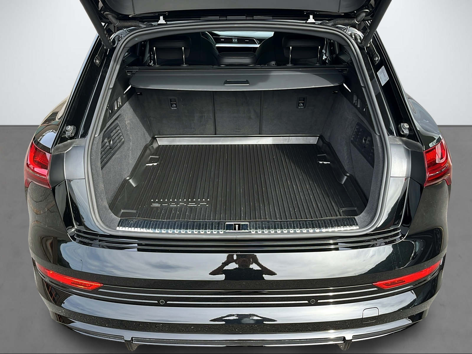 AUDI e-tron 55 S Line quattro-image-6