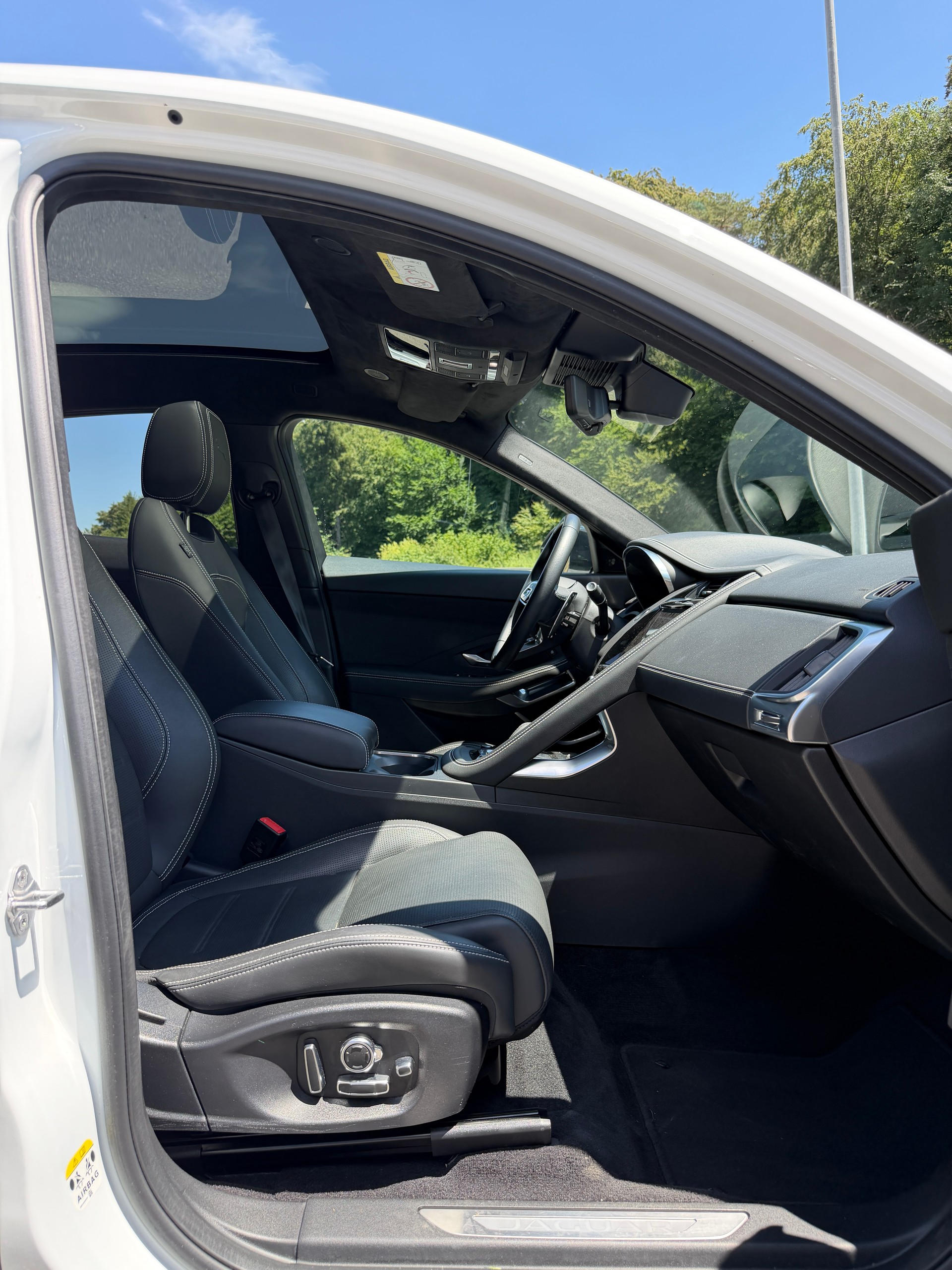 JAGUAR E-Pace 1.5 P300e R-Dynamic AWD HSE-image-10