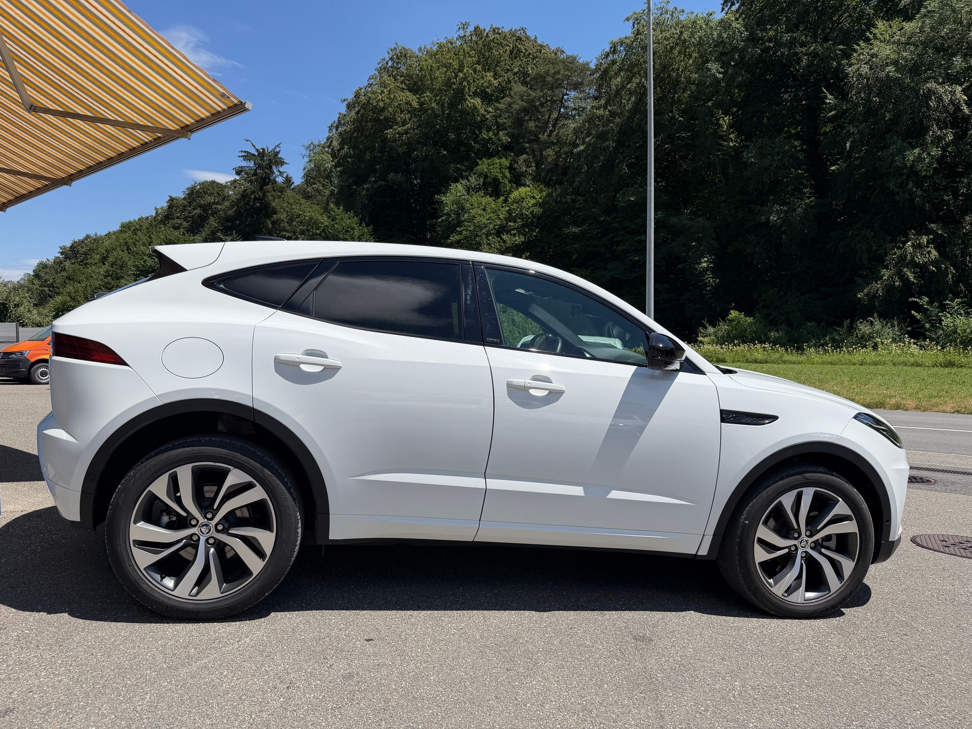 JAGUAR E-Pace 1.5 P300e R-Dynamic AWD HSE-image-2
