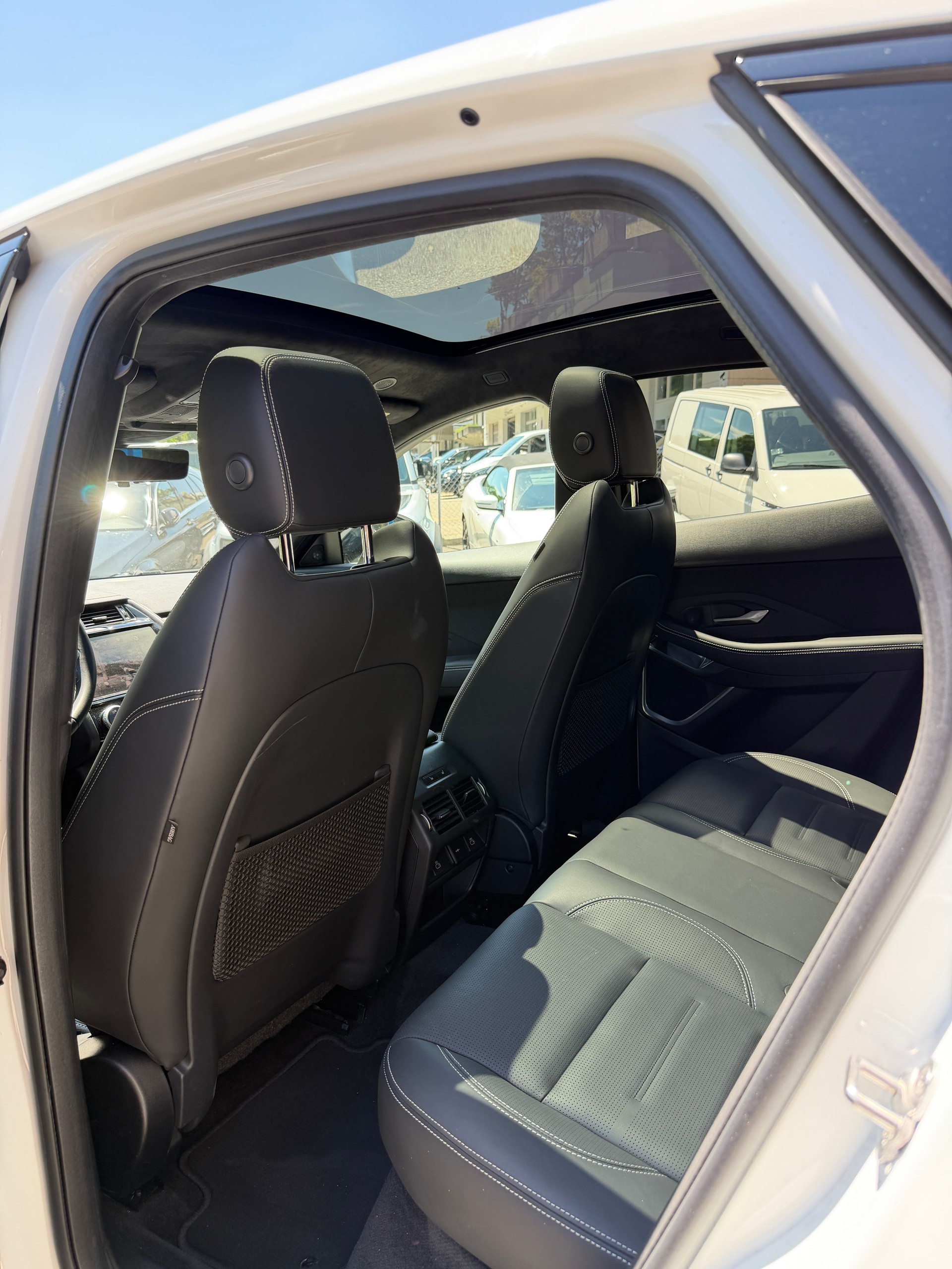 JAGUAR E-Pace 1.5 P300e R-Dynamic AWD HSE-image-8