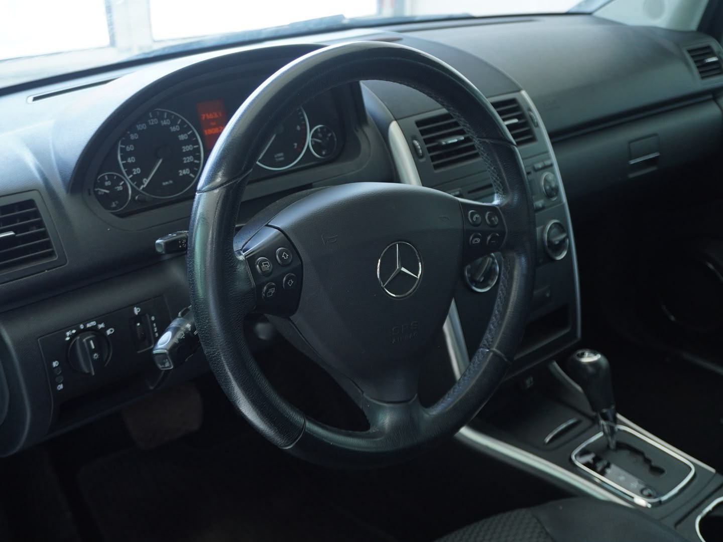MERCEDES-BENZ A 180 Avantgarde Selection Autotronic-image-2