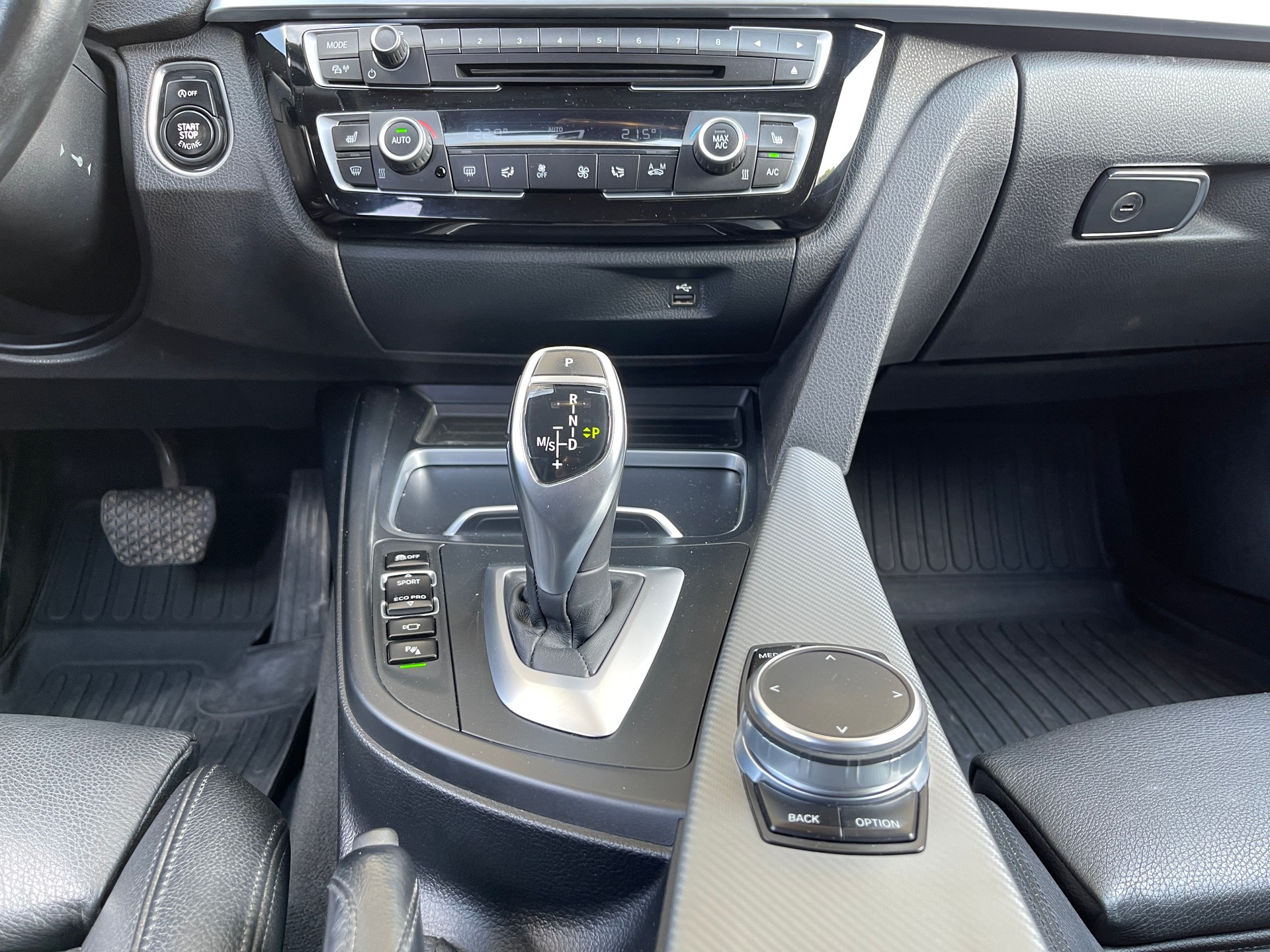 BMW 320d xDrive Touring Edition Sport Line Steptronic-image-12