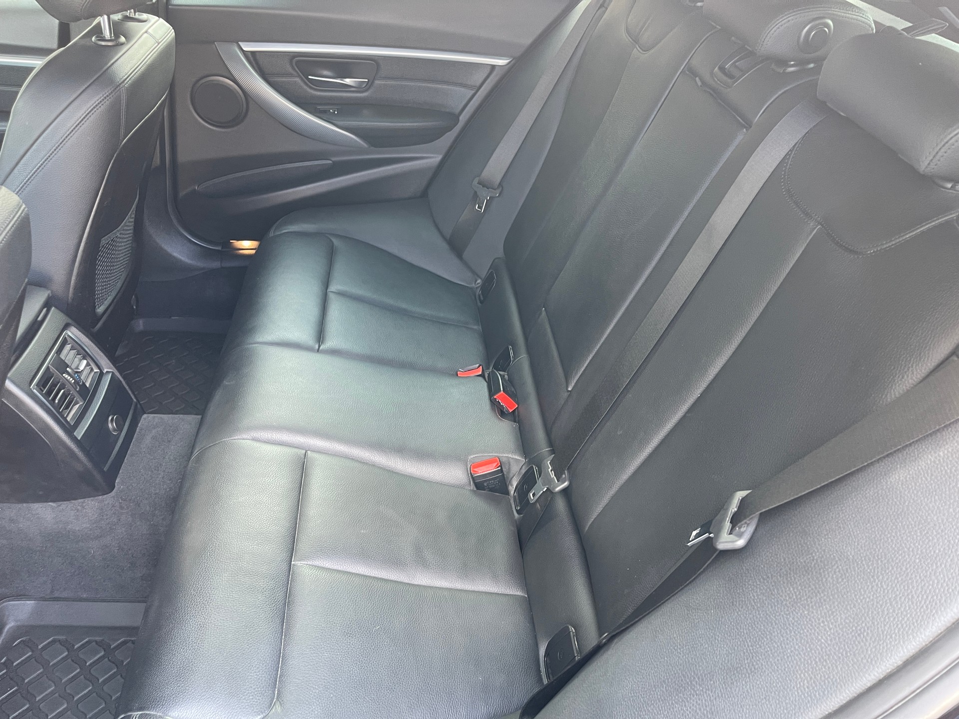 BMW 320d xDrive Touring Edition Sport Line Steptronic-image-8