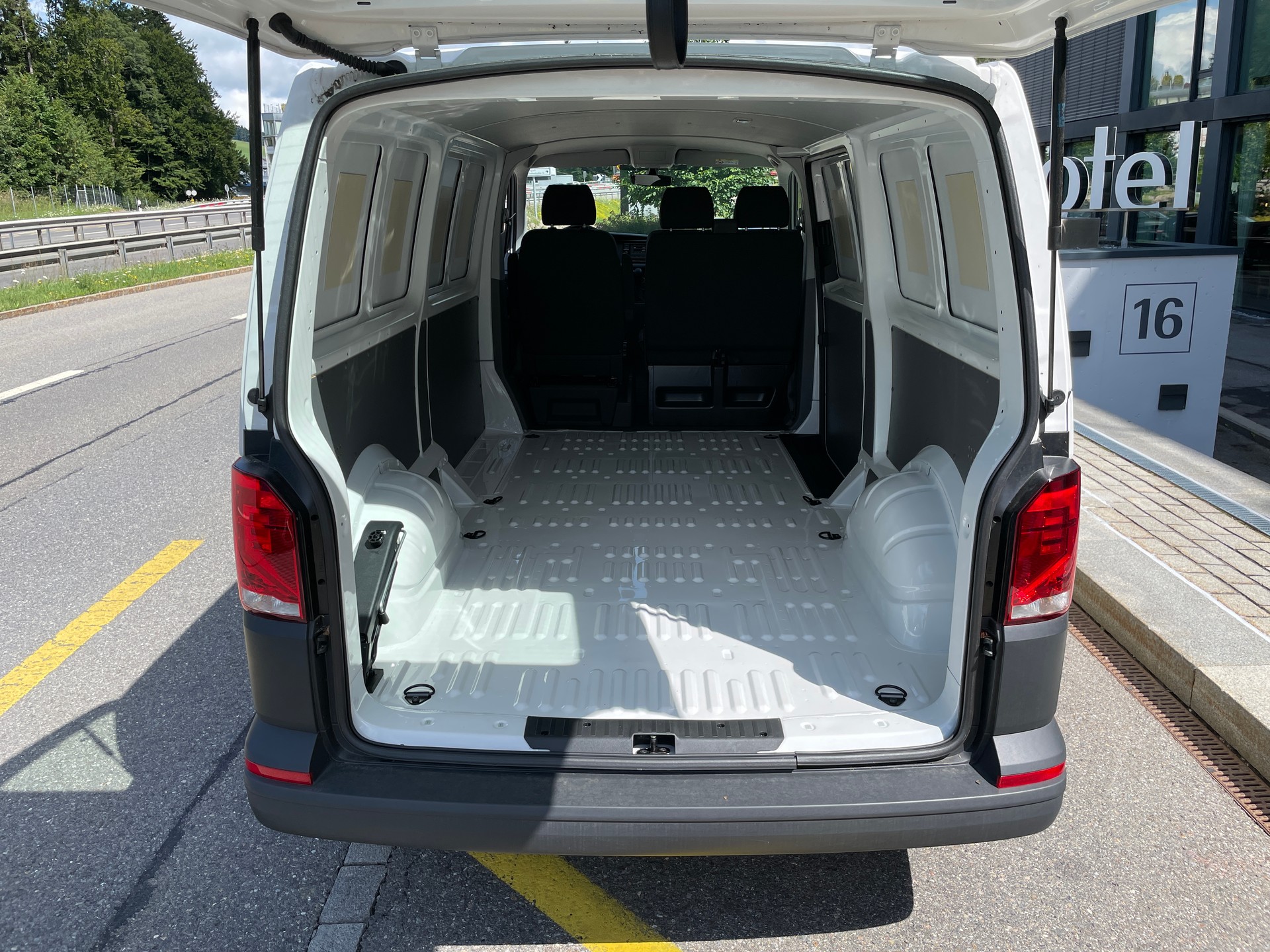 VW T6.1 2.0 TDI 4Motion DSG Langer Radstand-image-7