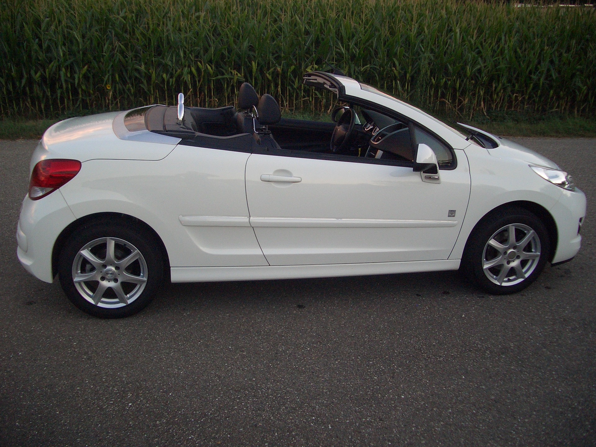PEUGEOT 207 CC 1.6 16V Swiss Edition-image-6