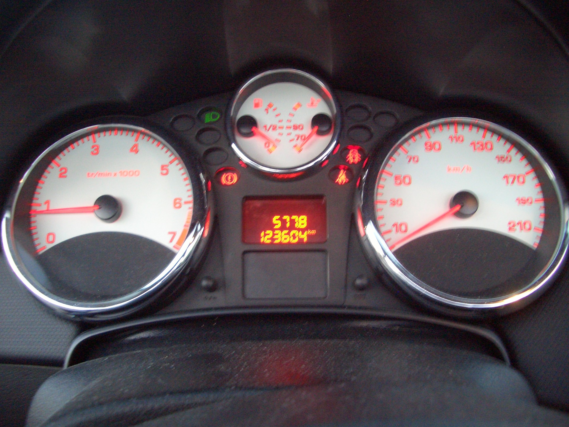 PEUGEOT 207 CC 1.6 16V Swiss Edition-image-9