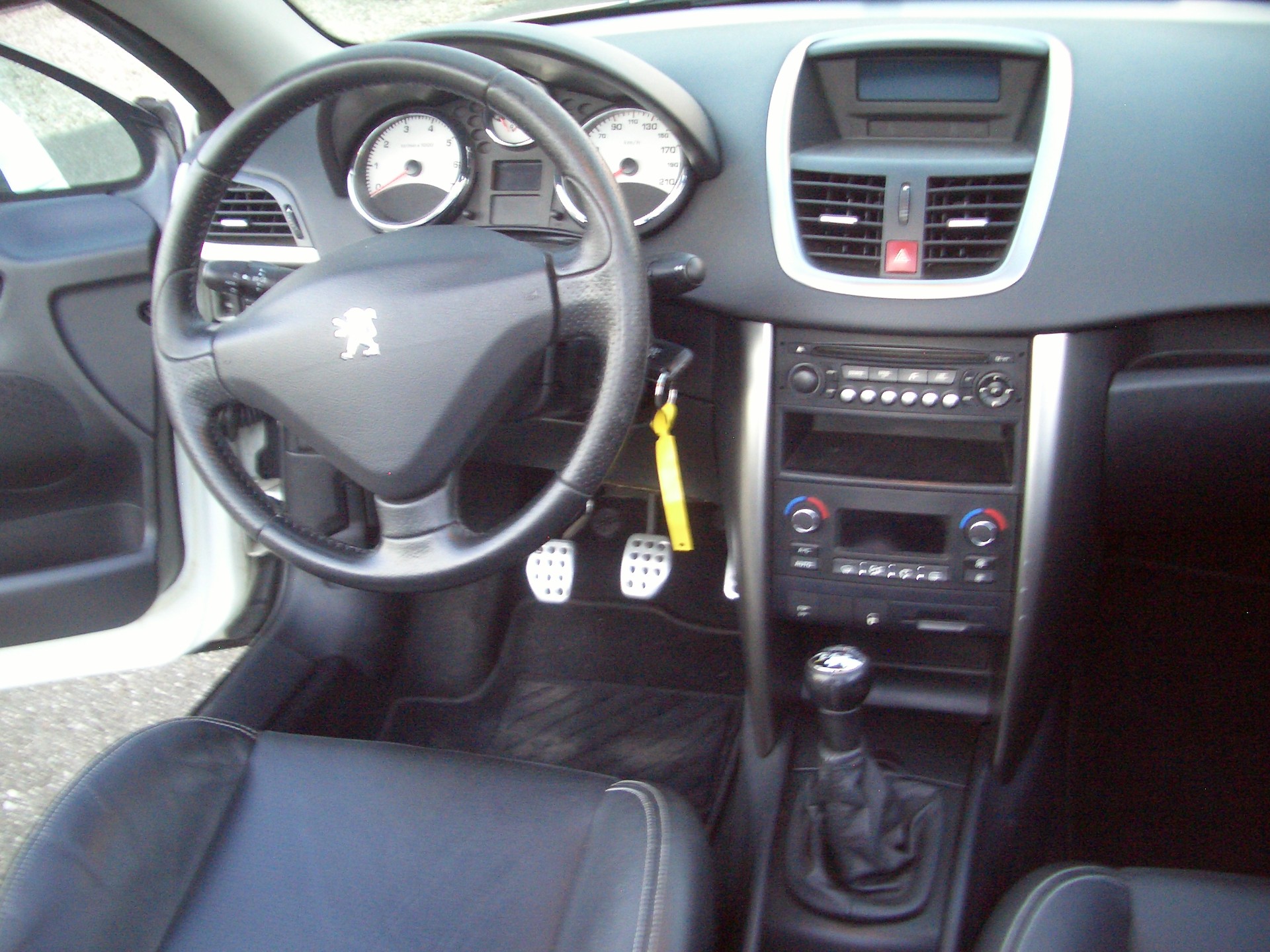 PEUGEOT 207 CC 1.6 16V Swiss Edition-image-8