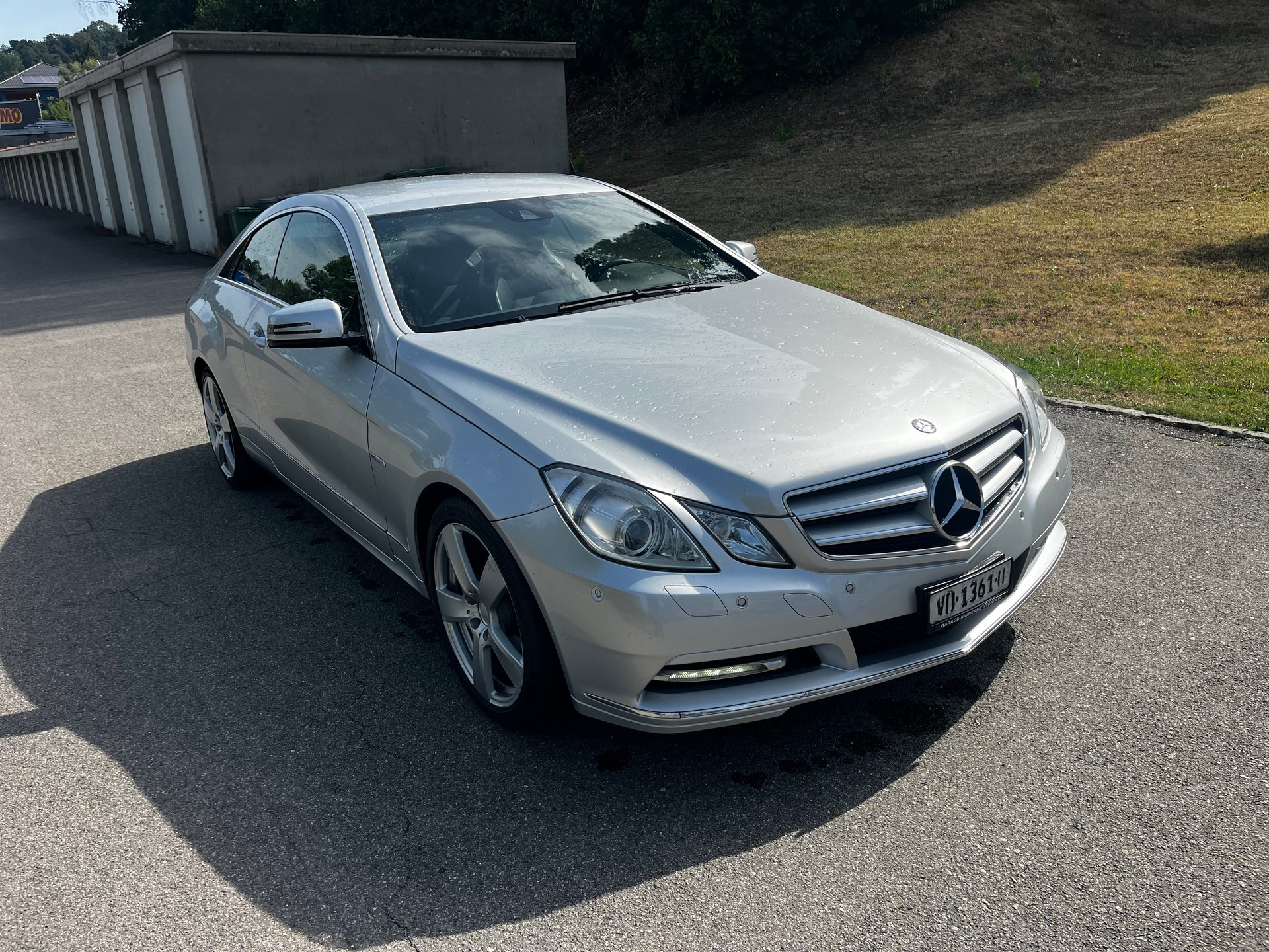 MERCEDES-BENZ E 250 CGI BlueEfficiency Automatic-image-0