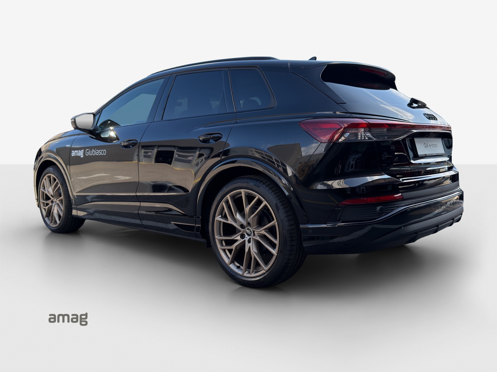 AUDI Q4 e-tron 45 Attraction quattro-image-2