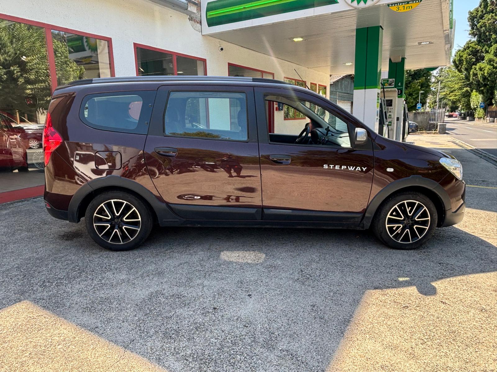 DACIA Lodgy 1.2 T Stepway 7PL-image-1