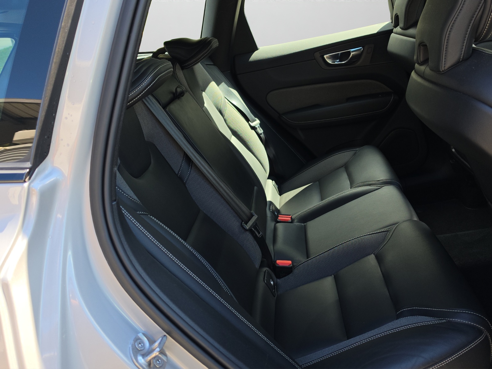 VOLVO XC60 2.0 B4 MH R-Design AWD-image-12