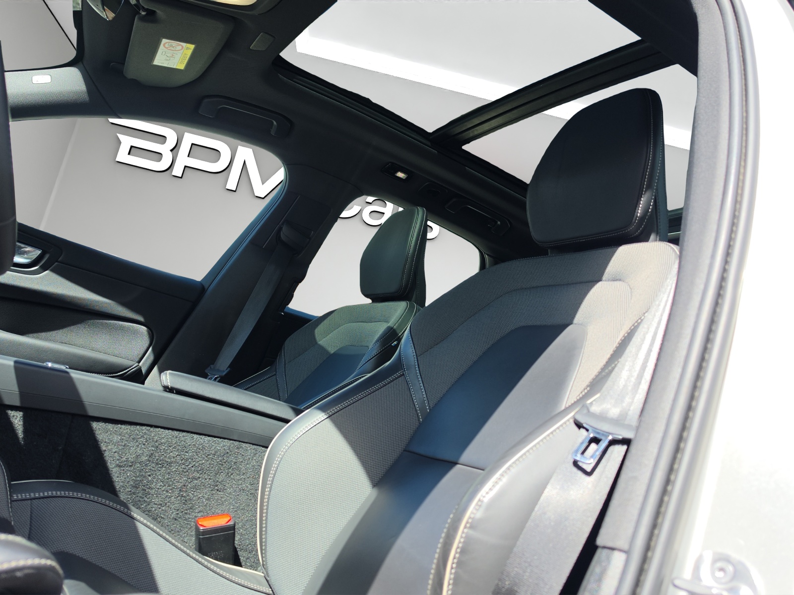 VOLVO XC60 2.0 B4 MH R-Design AWD-image-17