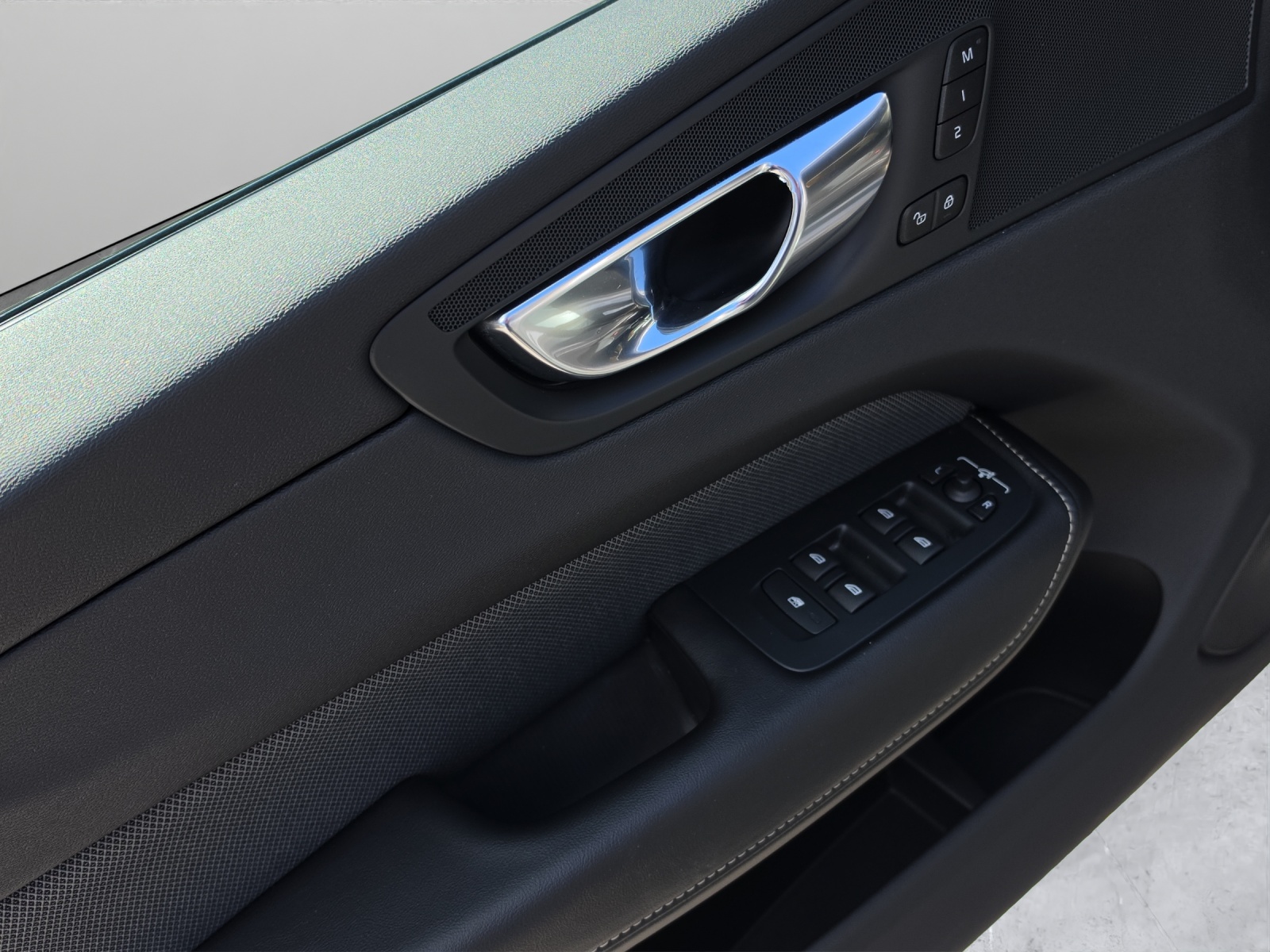 VOLVO XC60 2.0 B4 MH R-Design AWD-image-9