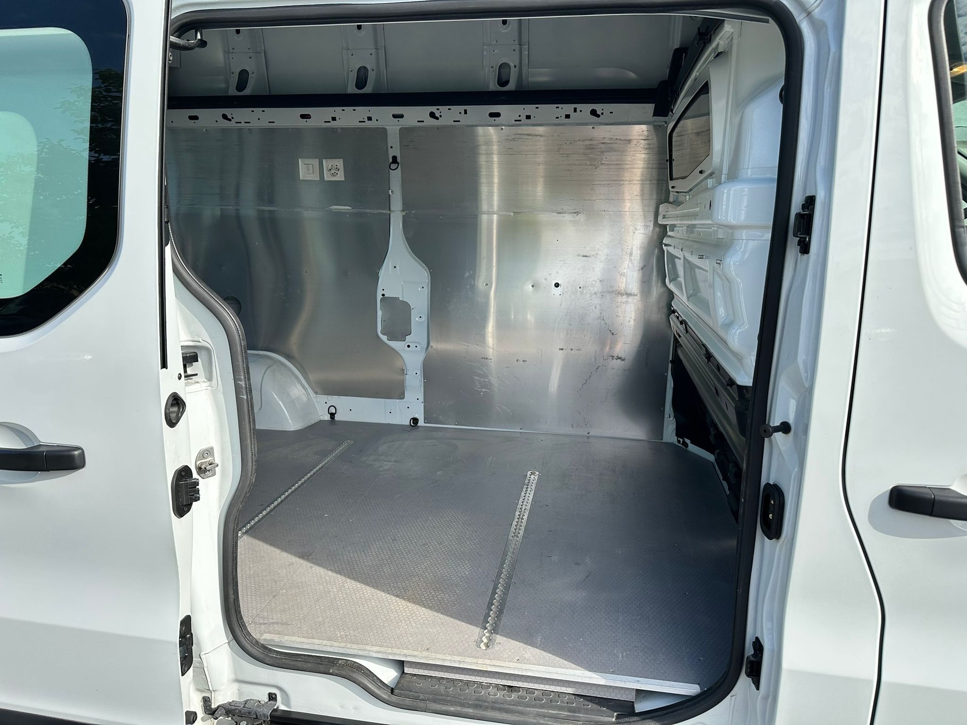 RENAULT Trafic 2.0 ENERGY dCi145 3.0t Business L2H2 * CH-Fahrzeug * Top Zustand * AHK *-image-16