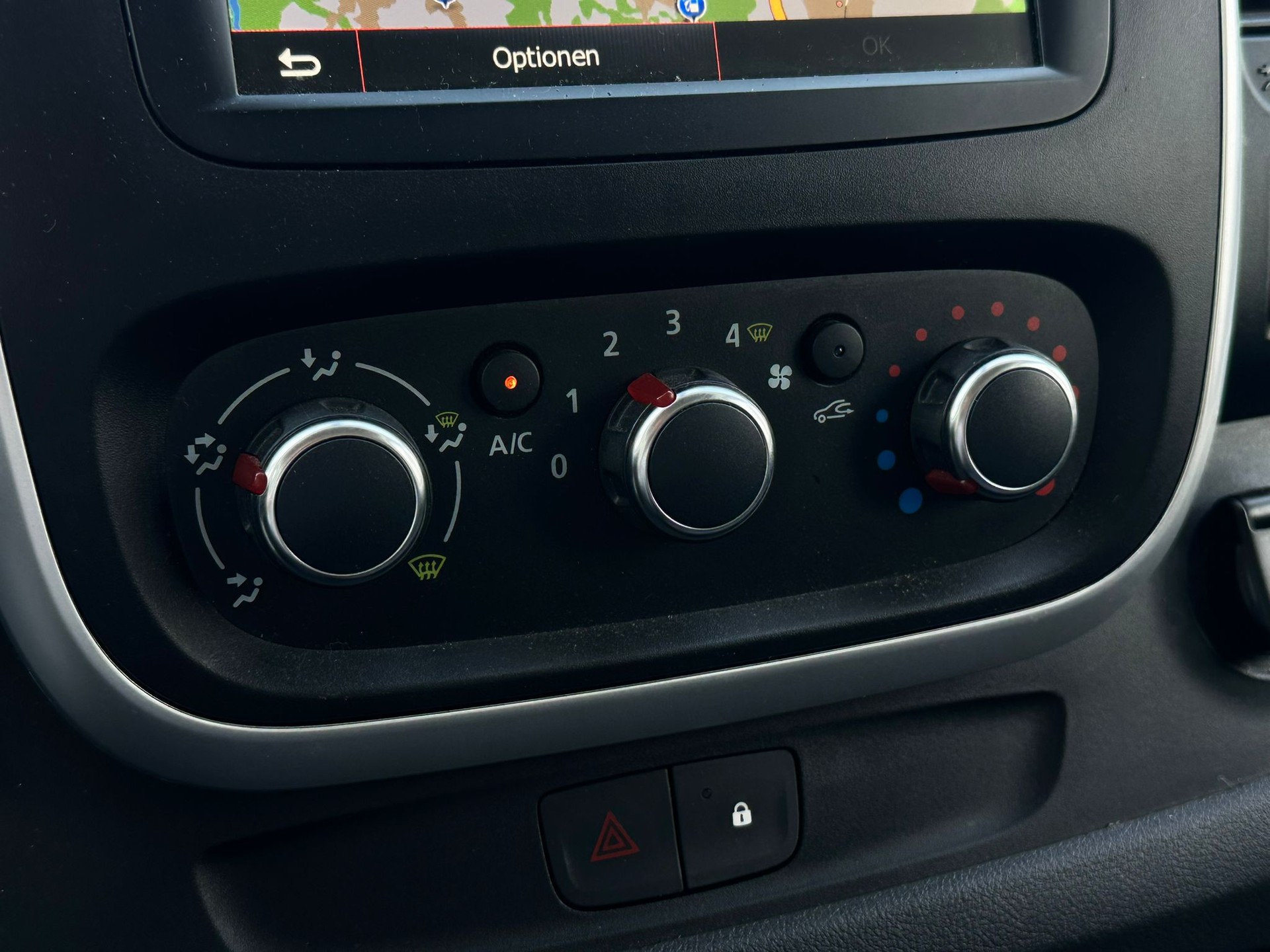 RENAULT Trafic 2.0 ENERGY dCi145 3.0t Business L2H2 * CH-Fahrzeug * Top Zustand * AHK *-image-8