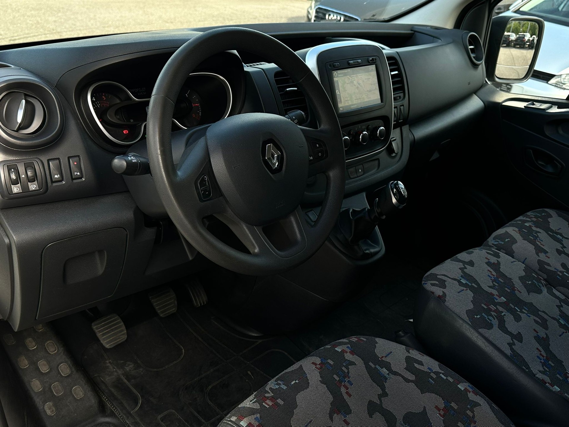 RENAULT Trafic 2.0 ENERGY dCi145 3.0t Business L2H2 * CH-Fahrzeug * Top Zustand * AHK *-image-6