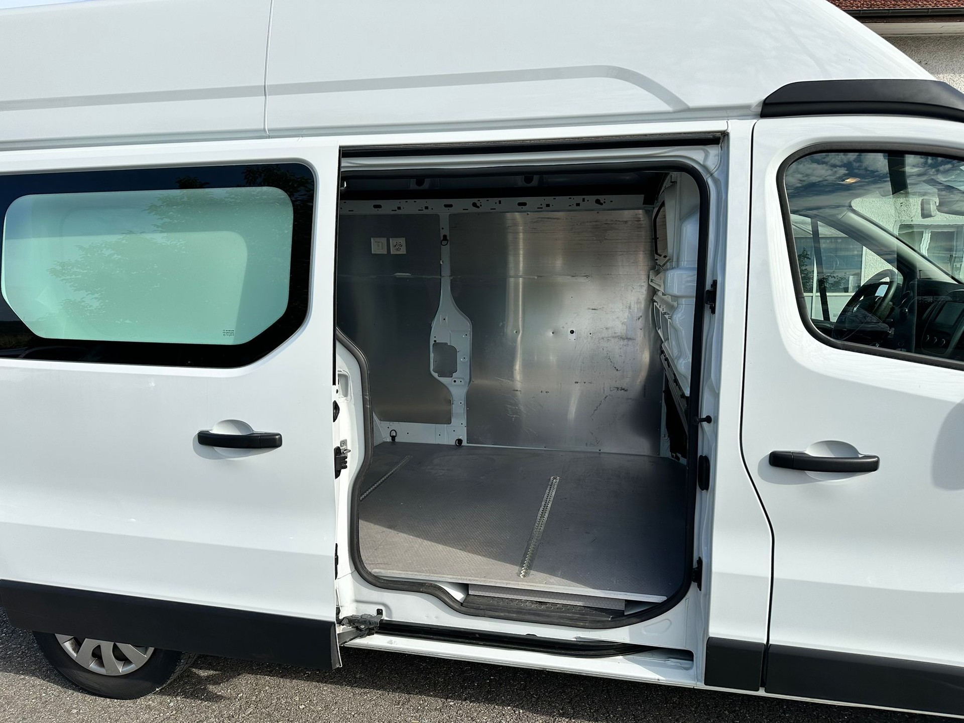 RENAULT Trafic 2.0 ENERGY dCi145 3.0t Business L2H2 * CH-Fahrzeug * Top Zustand * AHK *-image-17