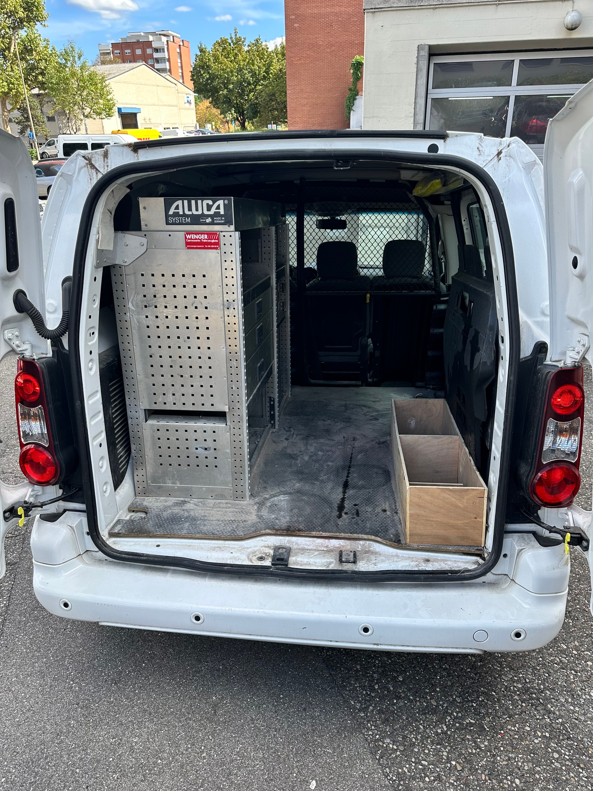 PEUGEOT Partner 1.6 BlueHDI S&S Allure-image-12