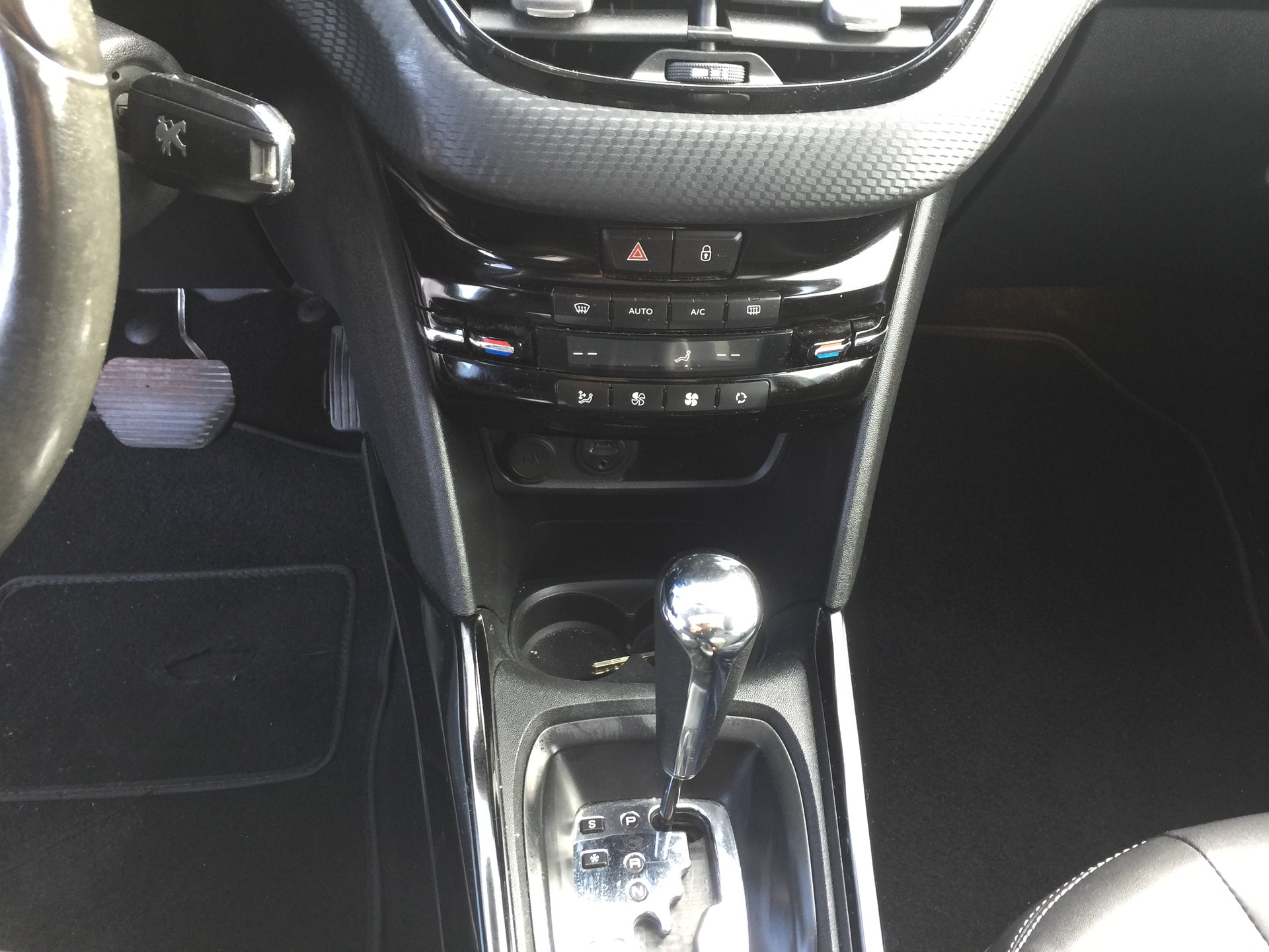 PEUGEOT 2008 1.6 VTI Allure-image-13