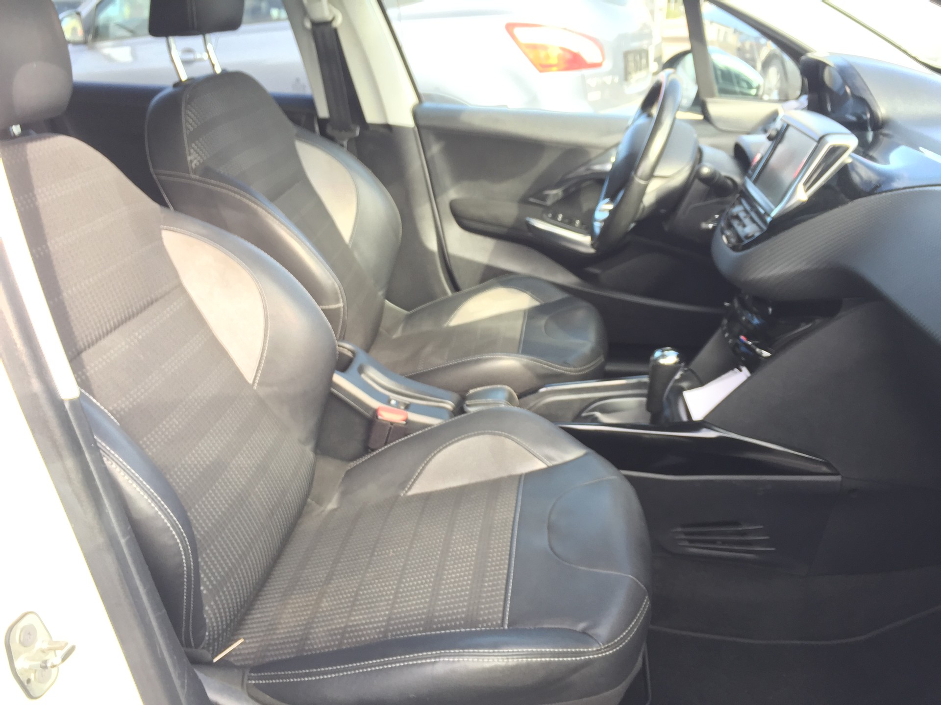 PEUGEOT 2008 1.6 VTI Allure-image-11