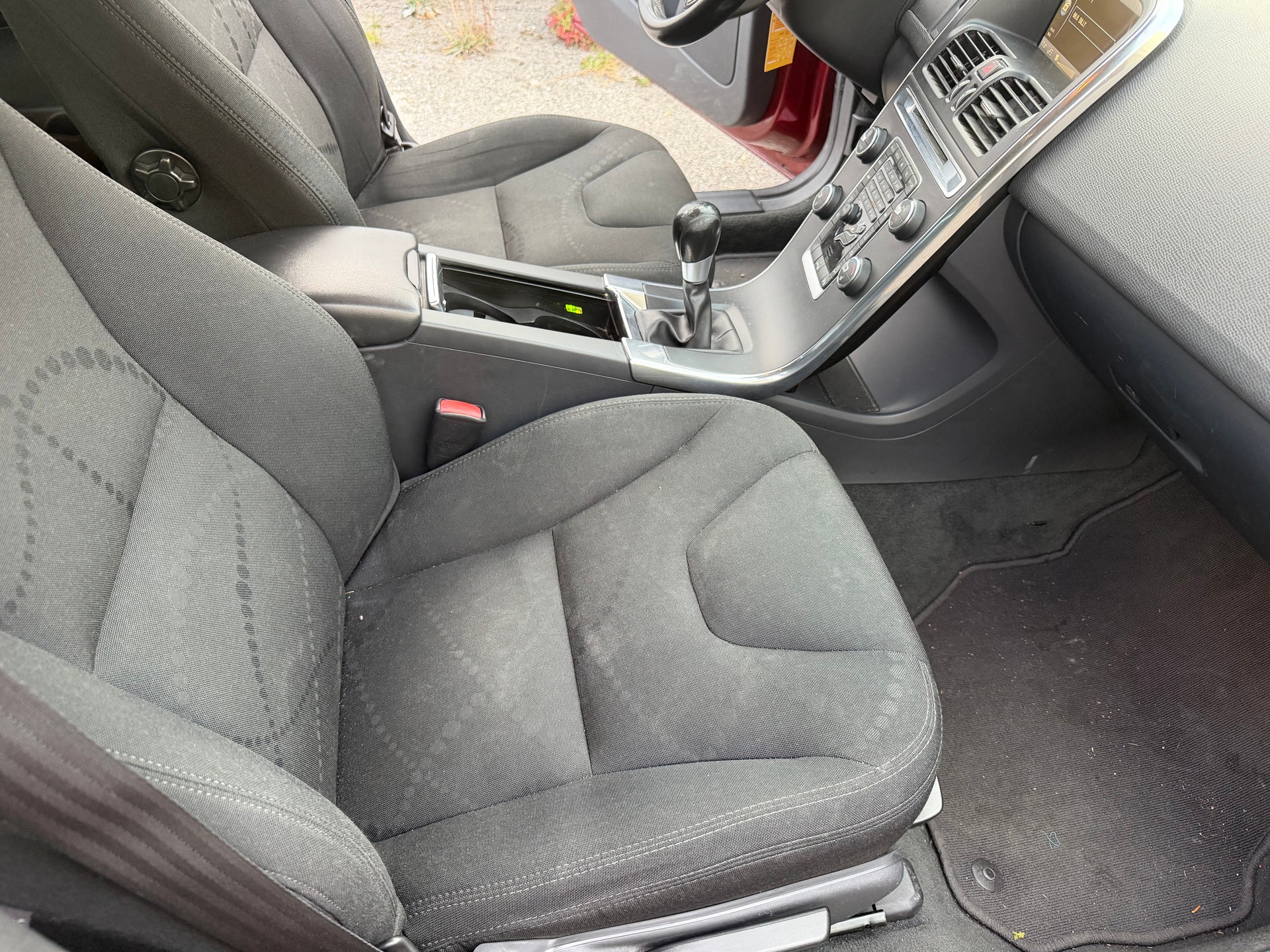 VOLVO XC60 D5 AWD Momentum-image-10