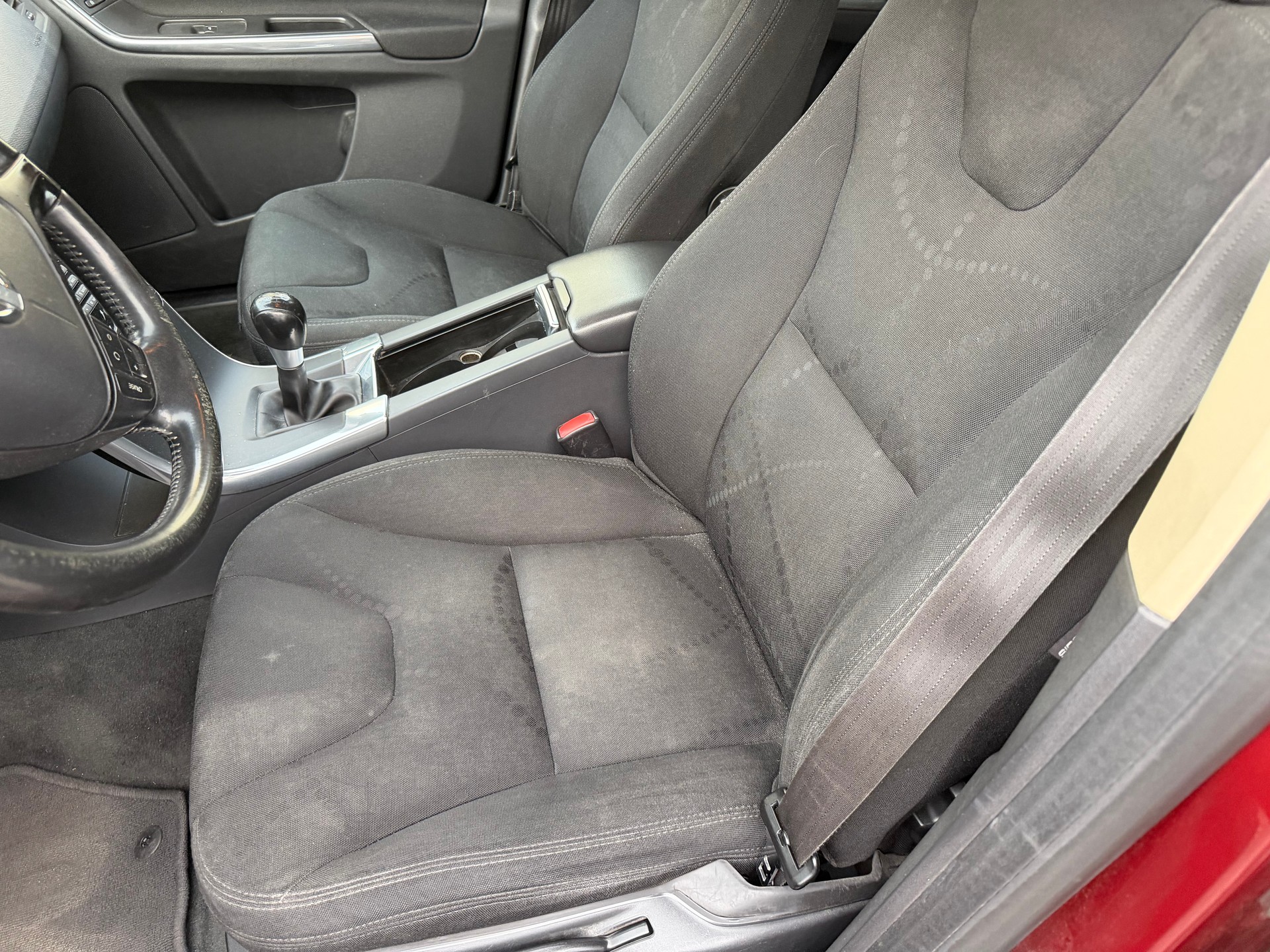 VOLVO XC60 D5 AWD Momentum-image-8