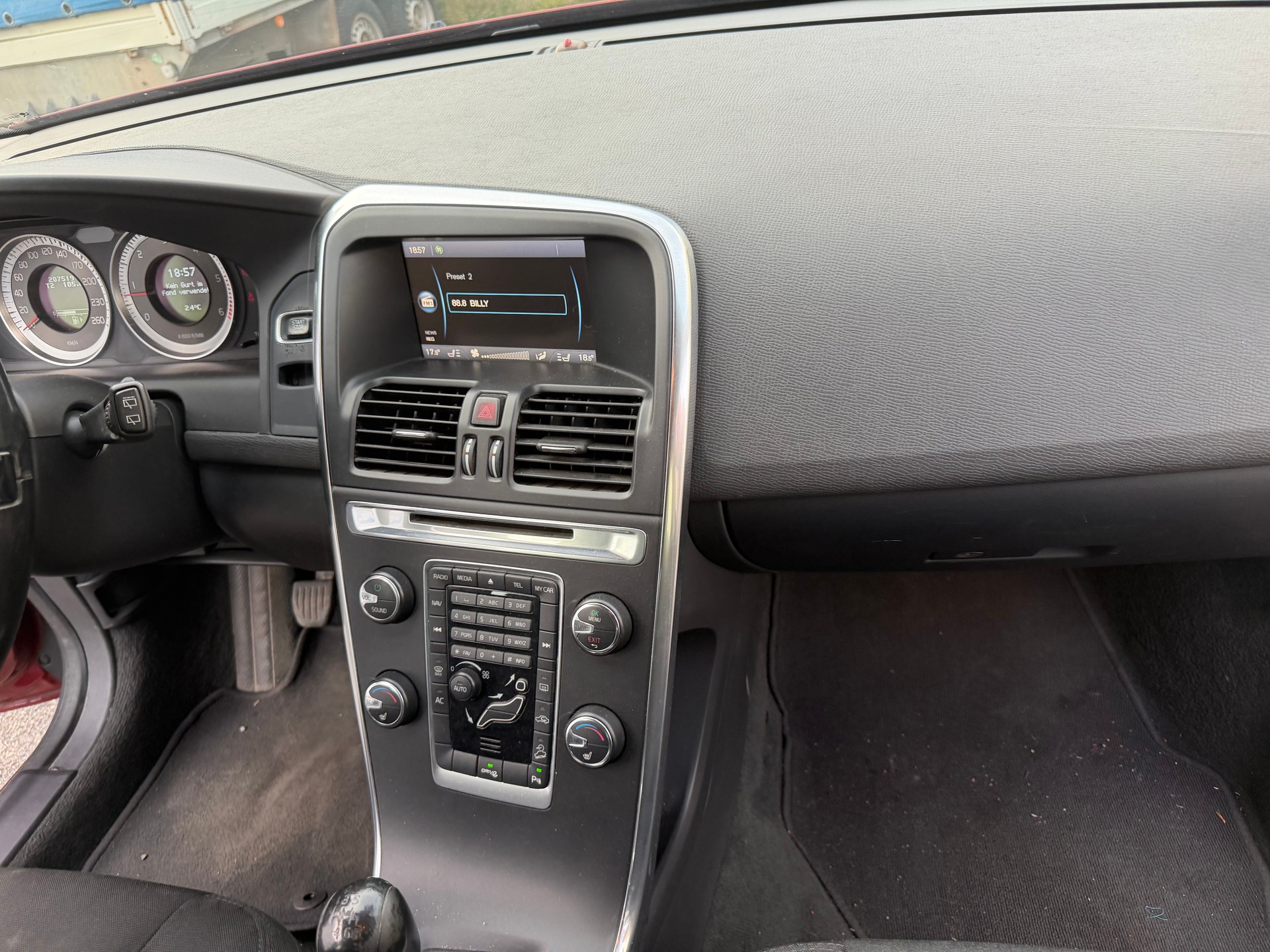 VOLVO XC60 D5 AWD Momentum-image-5