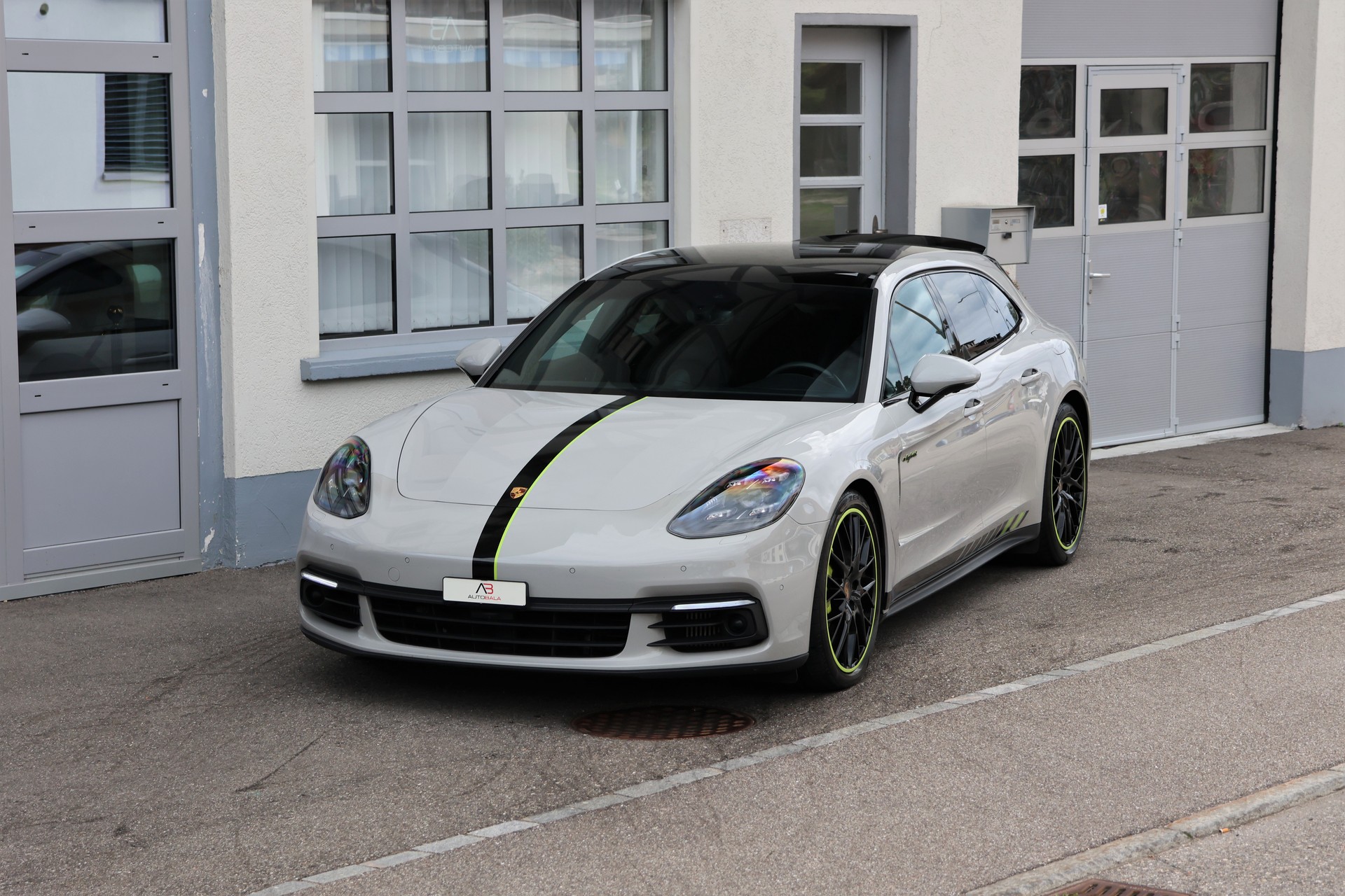 PORSCHE Panamera 4 E-Hybrid Sport Turismo PDK Kreide (CH) *Approved bis 2/2028*-image-0