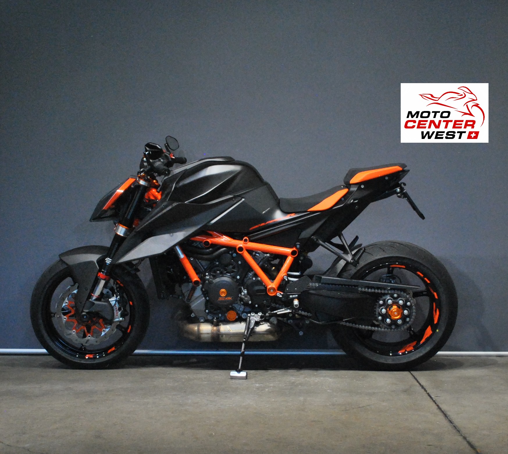 KTM 1290 Super Duke R-showroom-element-2