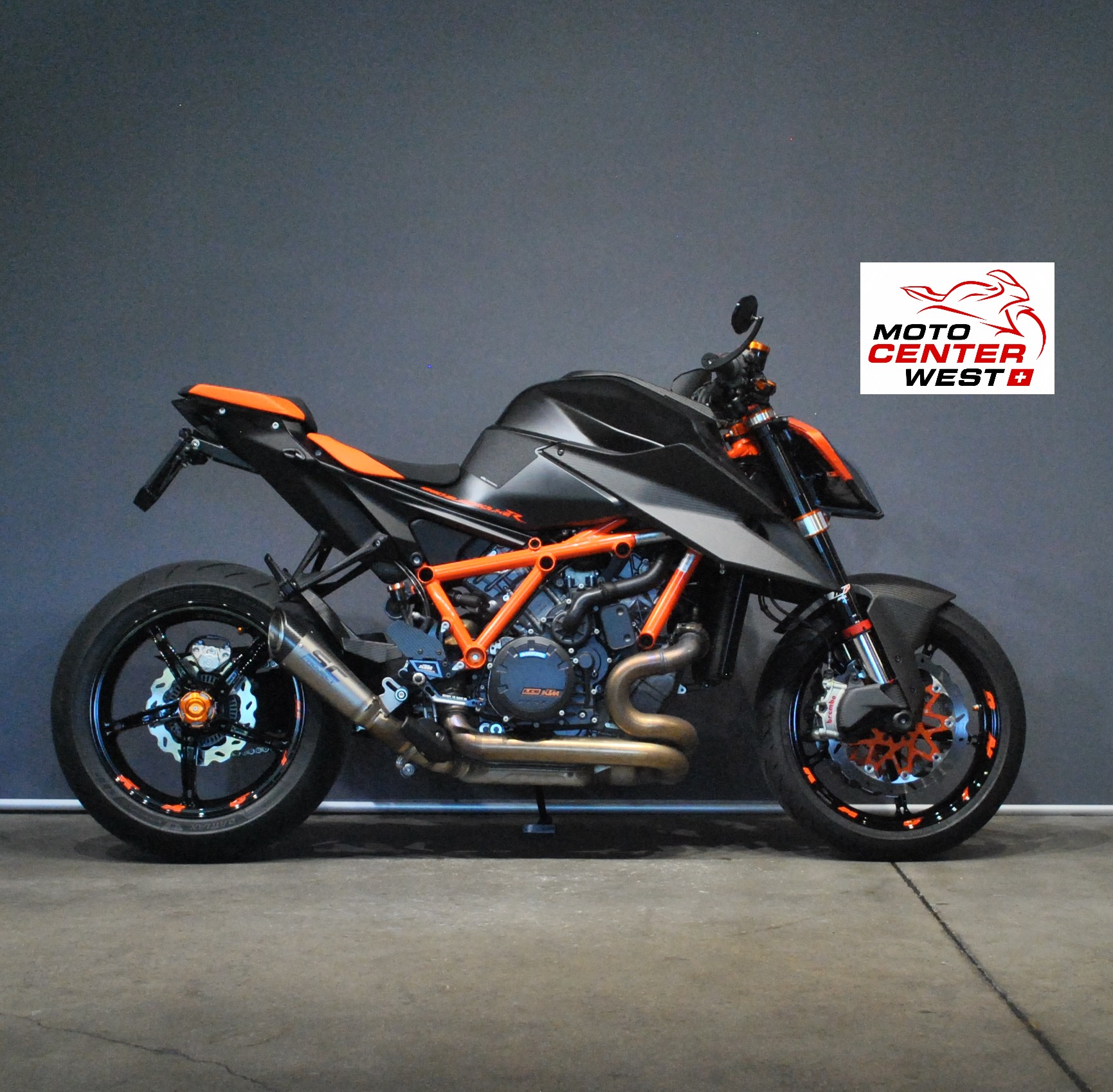 KTM 1290 Super Duke R-showroom-element-1