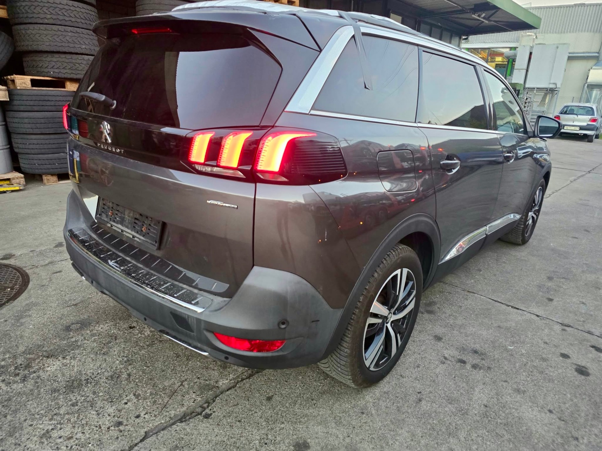 PEUGEOT 5008 1.6Pure Tech GT Line EAT8-image-3