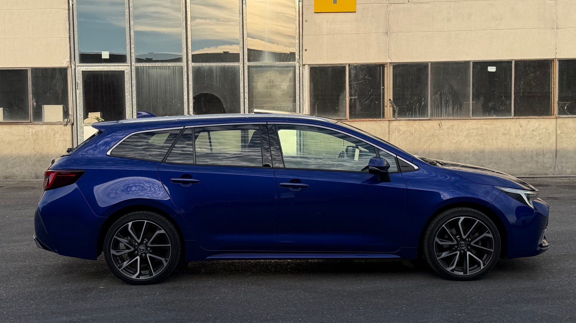 TOYOTA Corolla Touring Sports 2.0 HSD Premium e-CVT-image-3