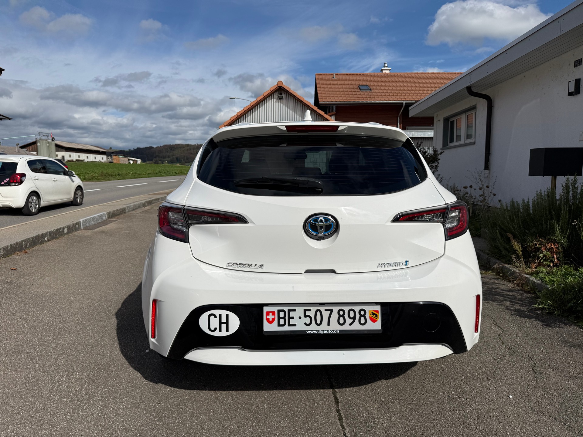 TOYOTA 1.8 HSD Trend-image-2