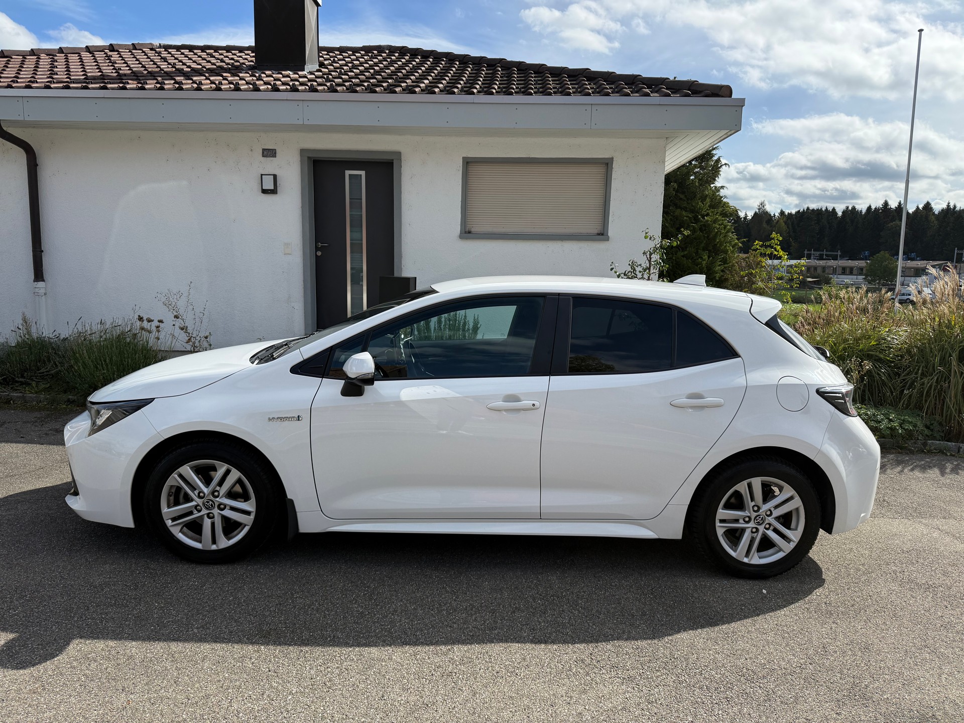 TOYOTA 1.8 HSD Trend-image-1