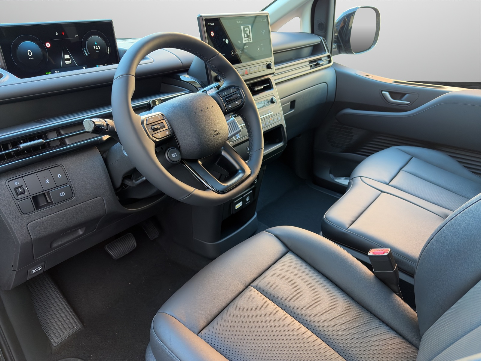 HYUNDAI Staria Wagon 84 kWh Vertex Sunroof-image-4