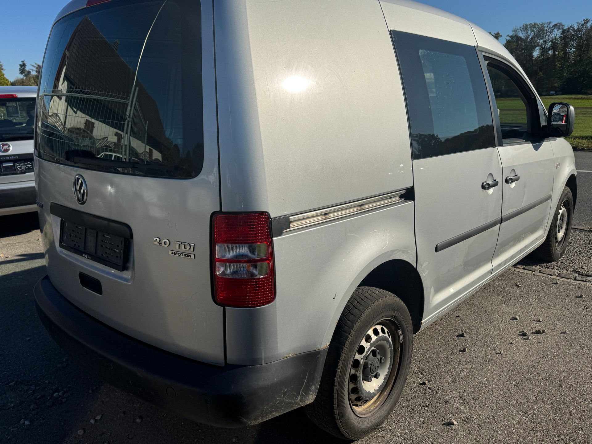 VW Caddy Maxi 2.0 TDI 4Motion-image-4