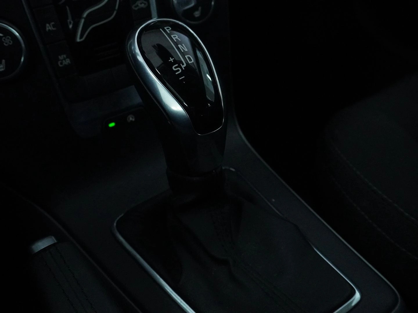 VOLVO V40 D2 Kinetic Powershift-image-9