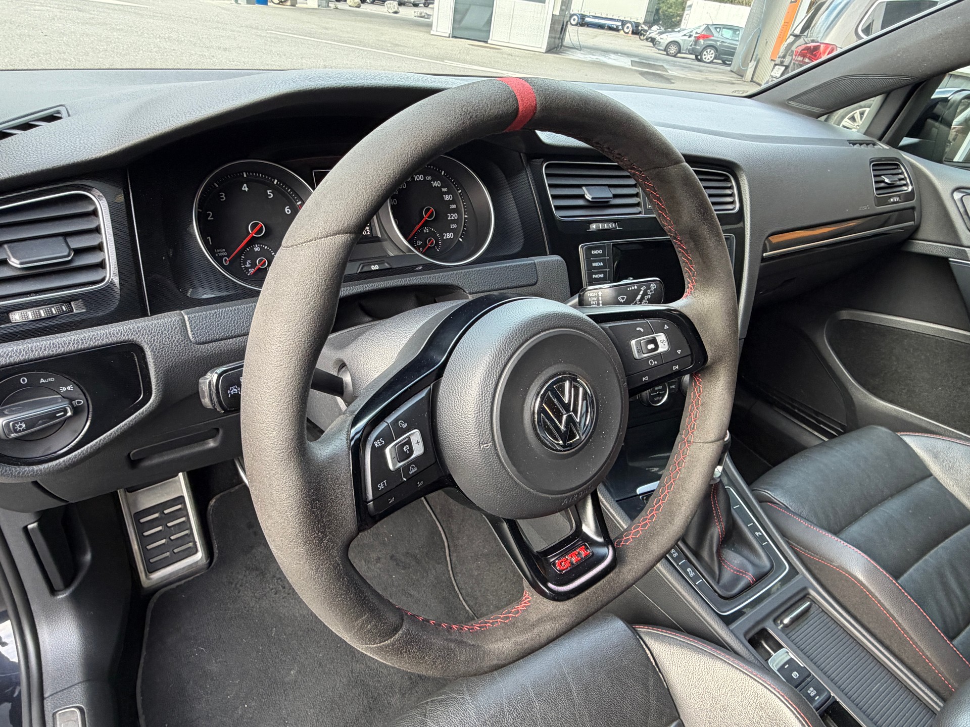 VW Golf 2.0 TSI GTI-image-8