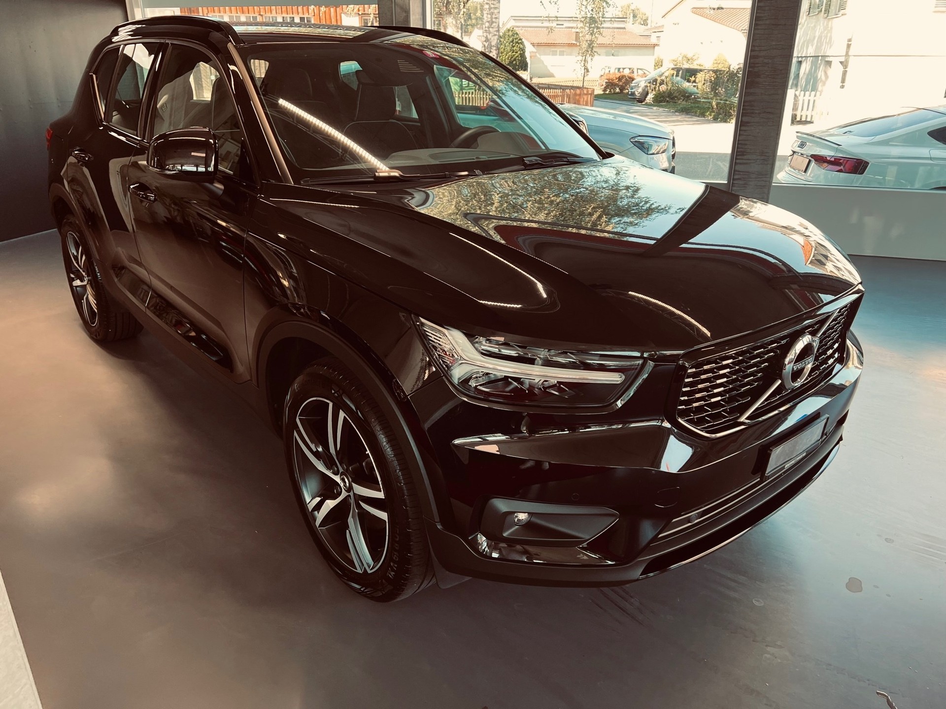 VOLVO XC40 D4 AWD R-Design Geartronic-image-1