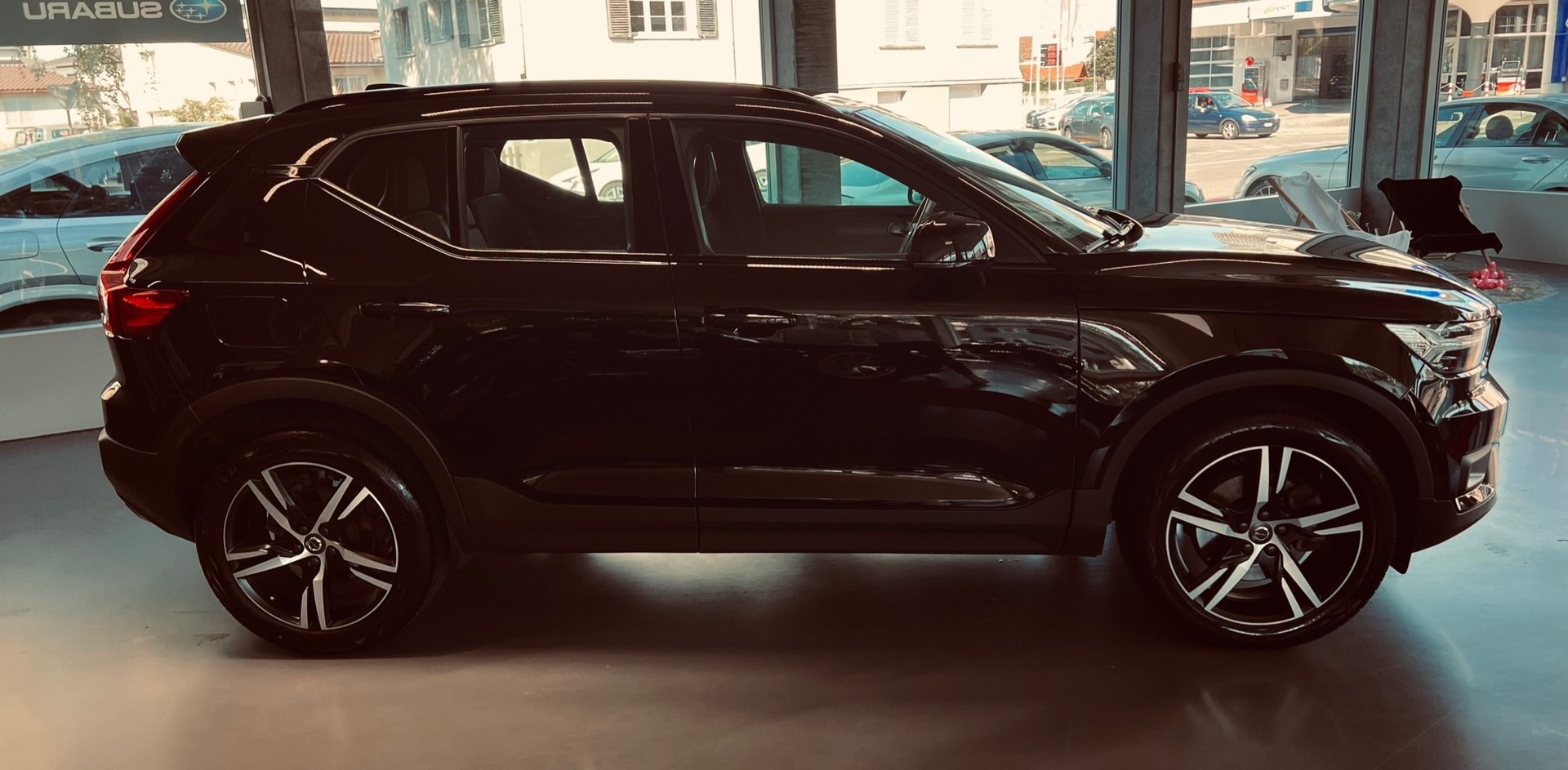 VOLVO XC40 D4 AWD R-Design Geartronic-image-3